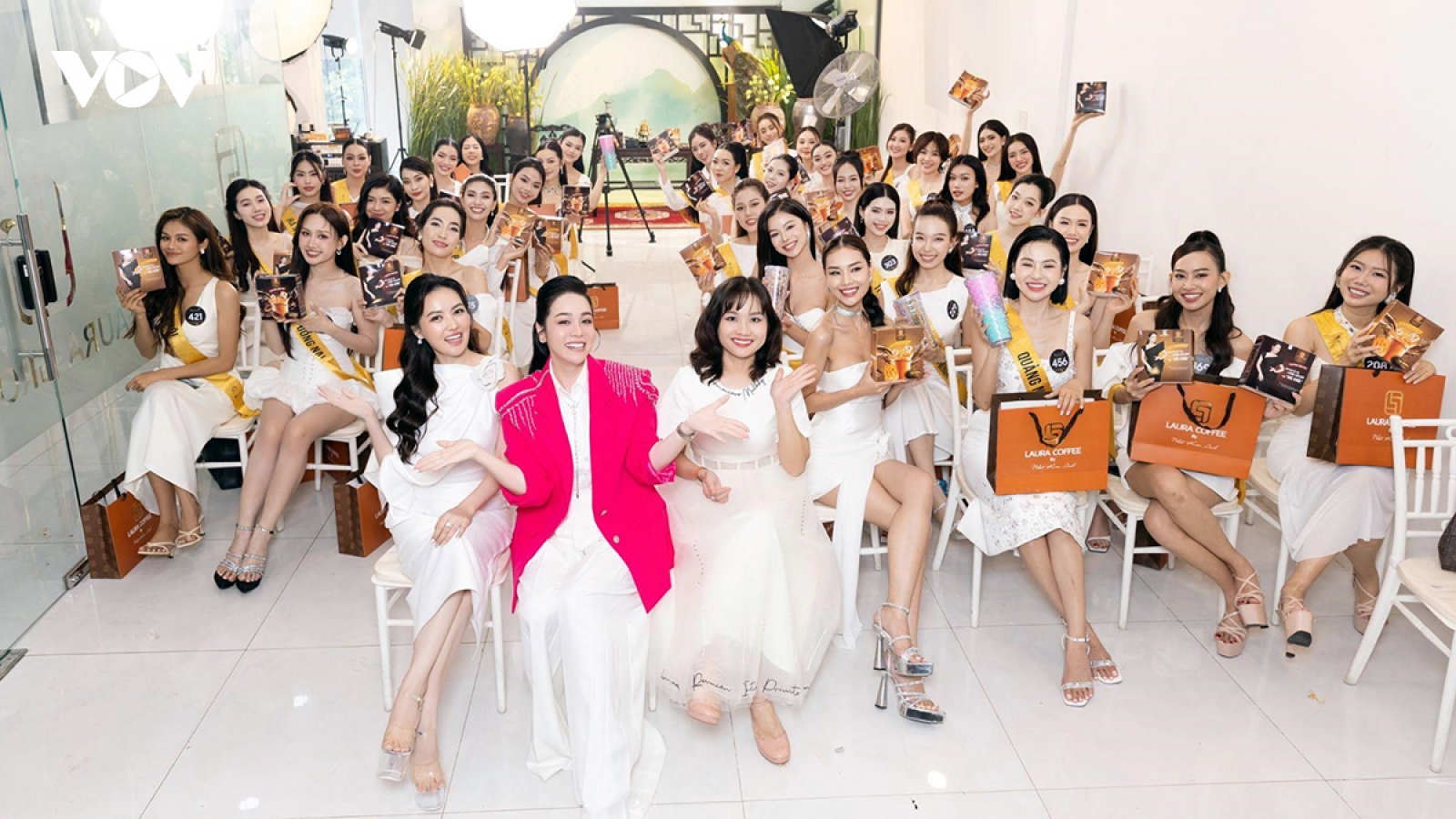 Laura Coffee - Cà phê Hoa hậu - đầu tư hoành tráng chào đón thí sinh Miss Grand Vietnam 2004