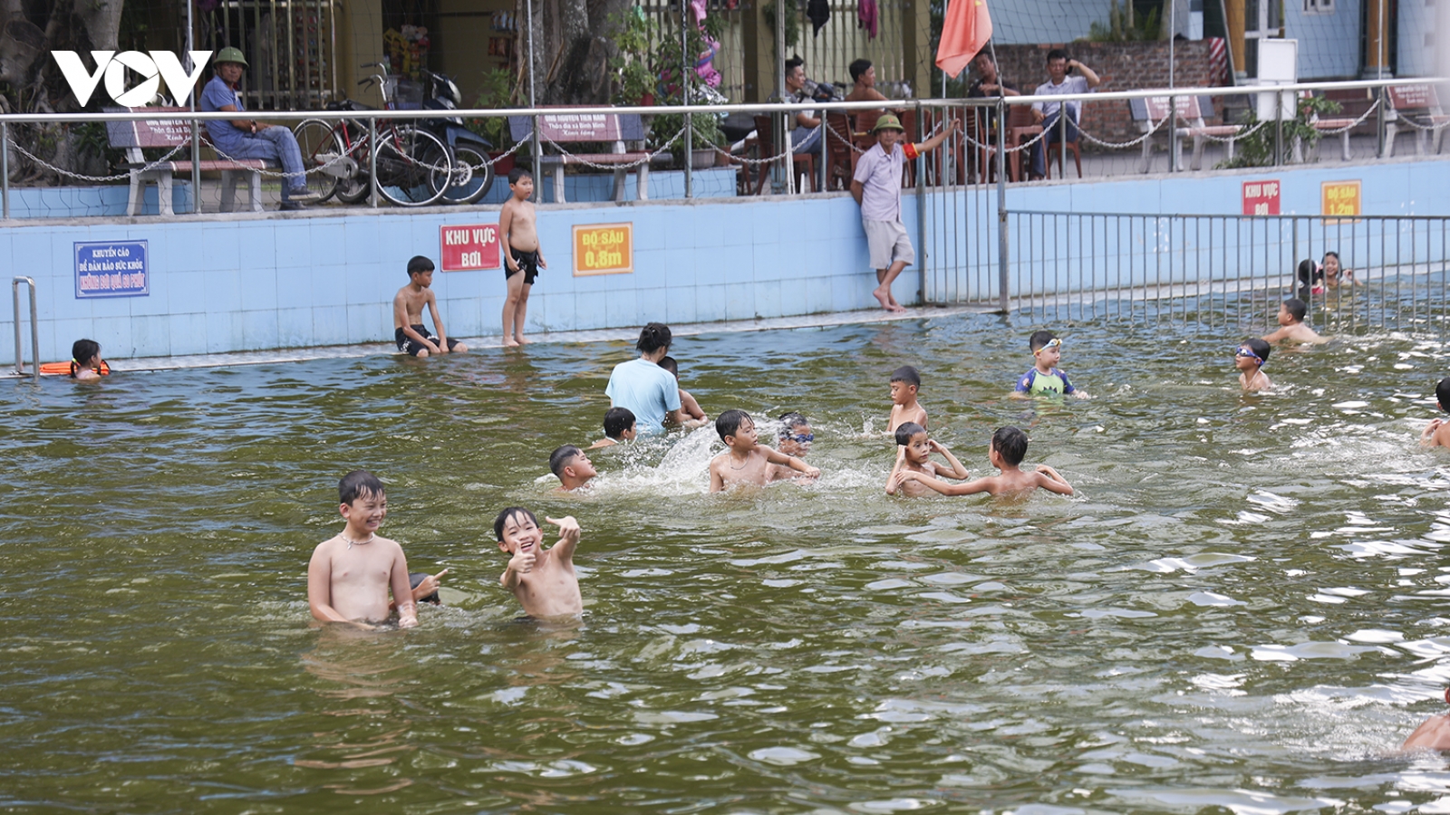 Biến ao làng ô nhiễm thành bể bơi