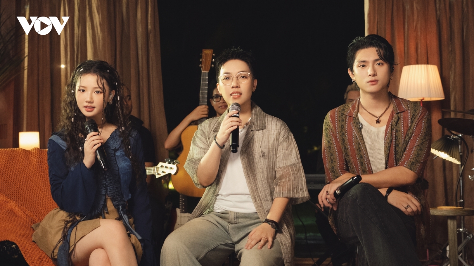 Kai Đinh kết hợp Amee và Grey D làm mới bản hit "Trái đất ôm Mặt trời"