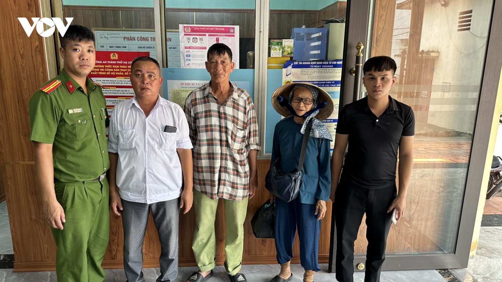 Hỗ trợ tìm người nhà cho cụ bà bị lạc khi từ Quảng Ngãi ra Quảng Ninh thăm người thân