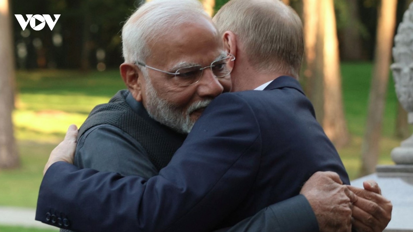 Cái ôm nồng ấm của ông Modi với Tổng thống Putin và "ván cược" của Ấn Độ