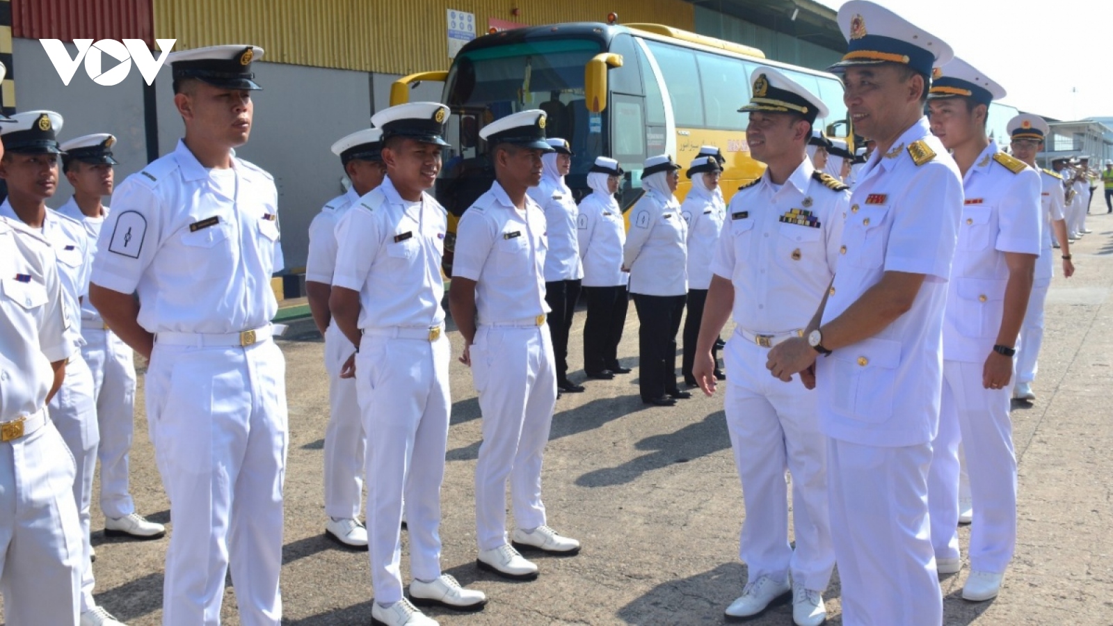 Navy vessel Le Quy Don calls at Brunei port for working visit