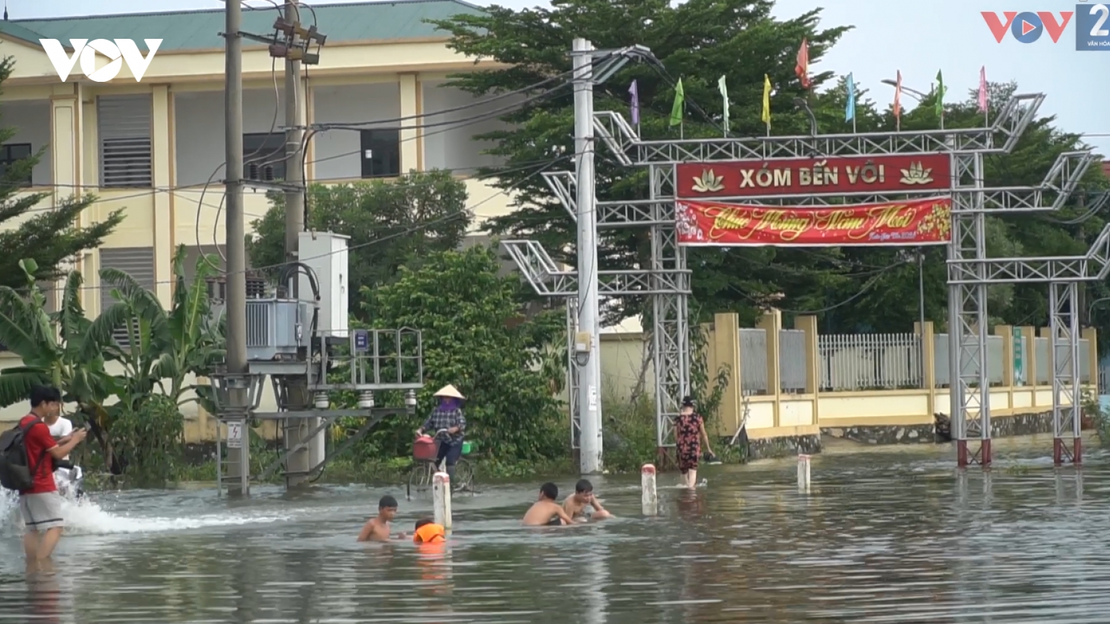 Người dân ngoại thành Hà Nội bị cô lập trong biển nước