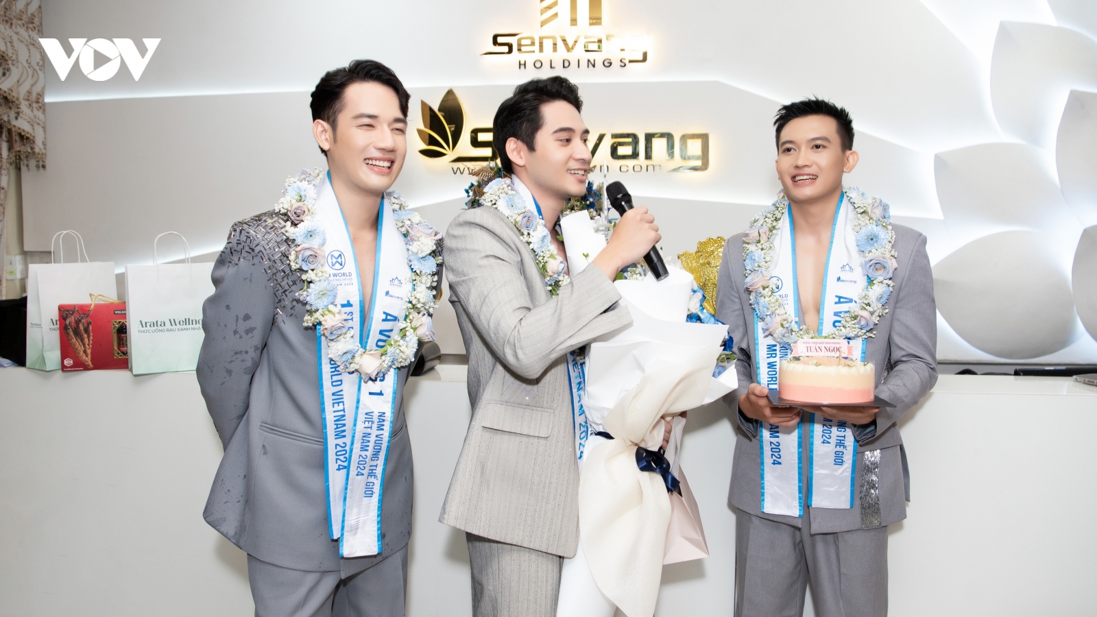 Nam vương Phạm Tuấn Ngọc xúc động khi được tổ chức sinh nhật