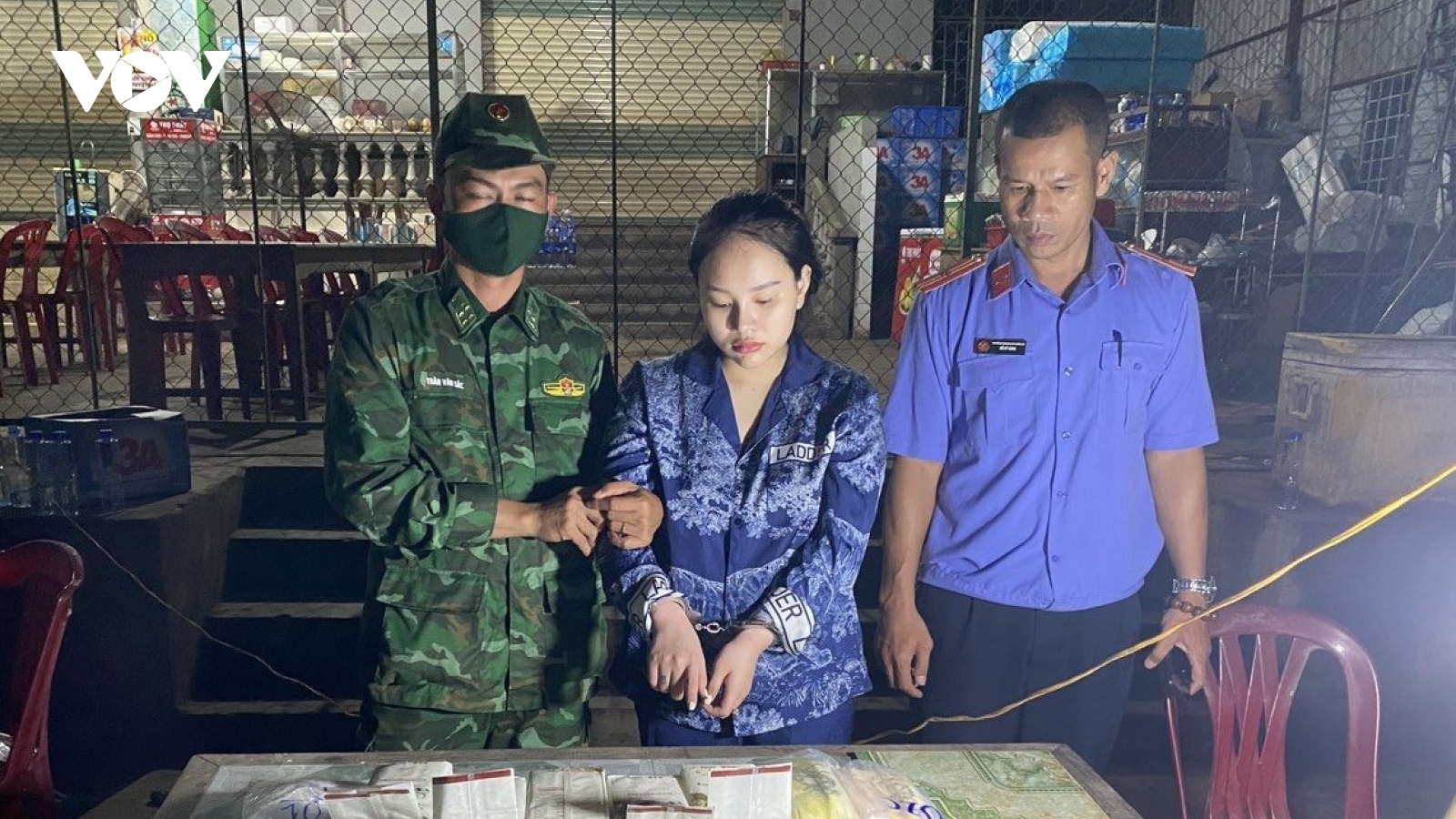 Quảng Trị: Bắt thiếu nữ 19 tuổi vận chuyển 15kg ma túy và 40 bánh heroin