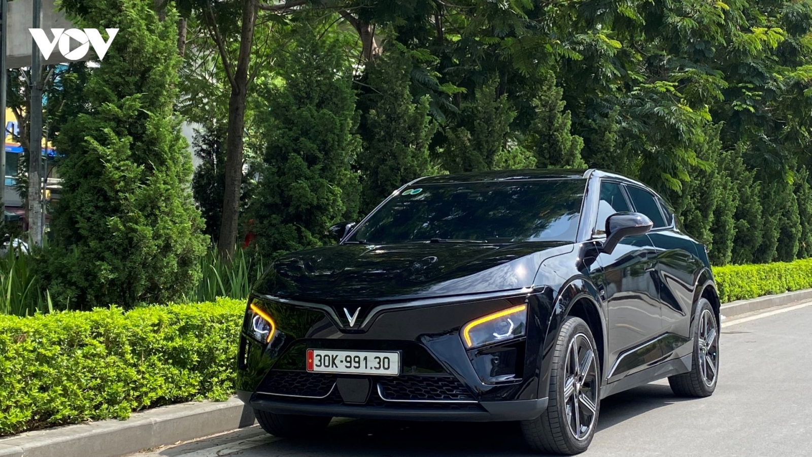 Chủ xe VinFast VF 7: "Vừa mạnh hơn, nhiều option hơn lại rẻ hơn xe xăng"