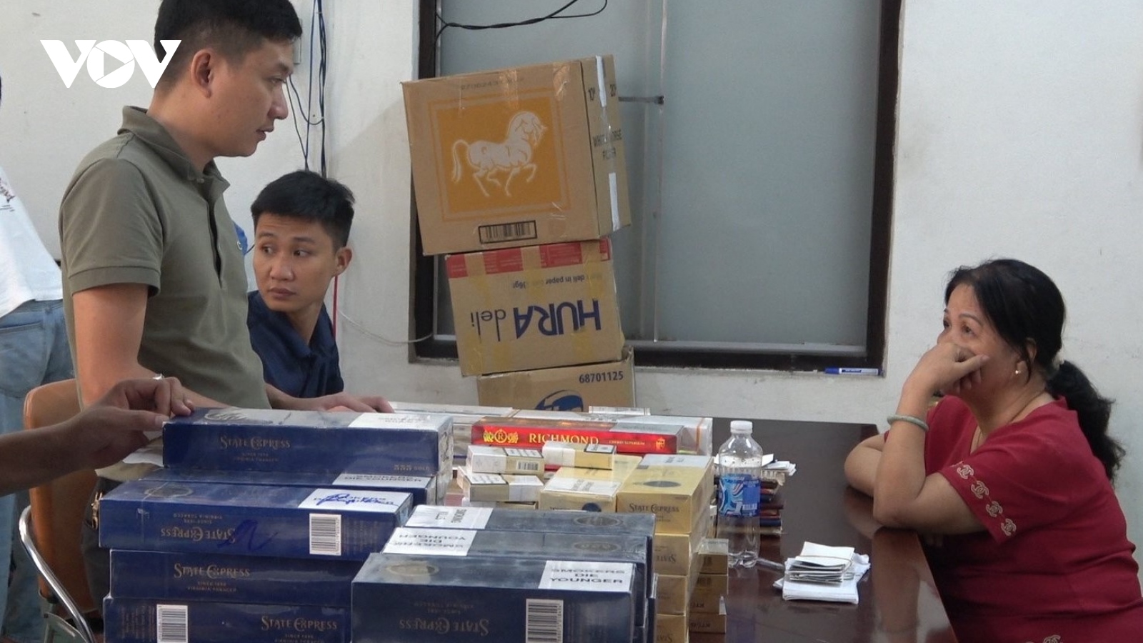 Thừa Thiên Huế: Khởi tố 2 bị can mua bán thuốc lá nhập lậu