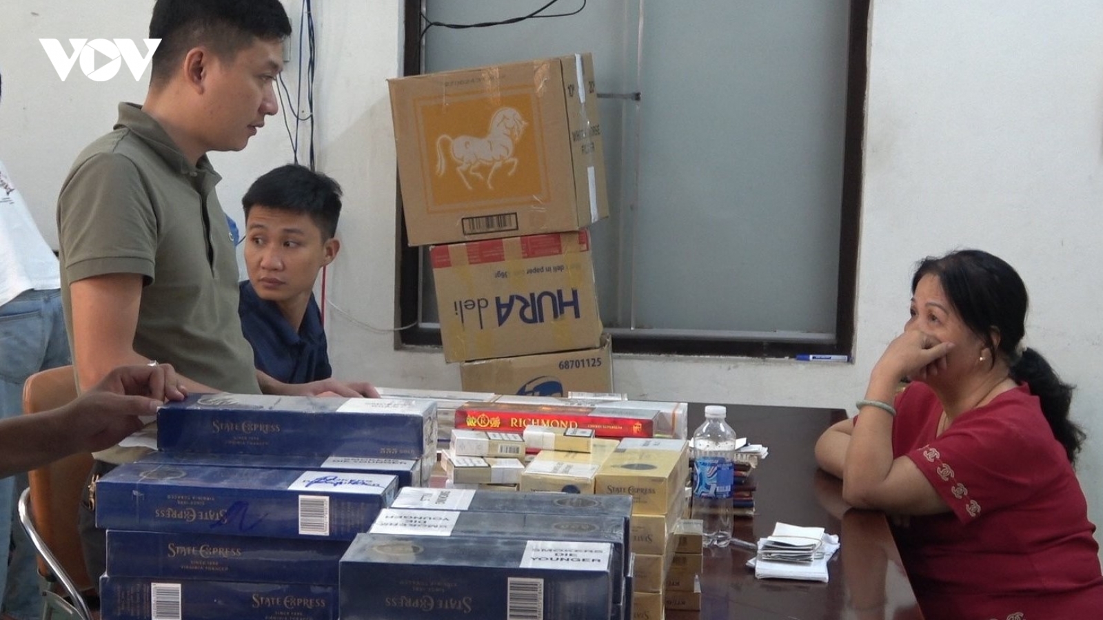Thừa Thiên Huế: Khởi tố 2 bị can mua bán thuốc lá nhập lậu