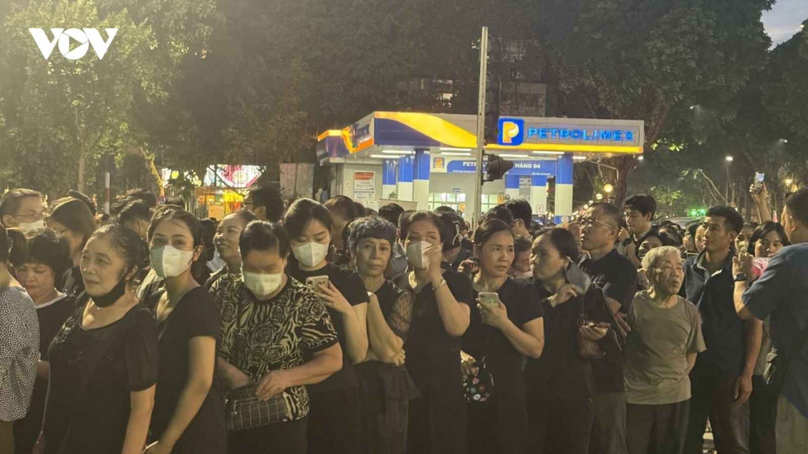Dòng người xếp hàng dài đến vài km trong đêm chờ vào viếng Tổng Bí thư Nguyễn Phú Trọng