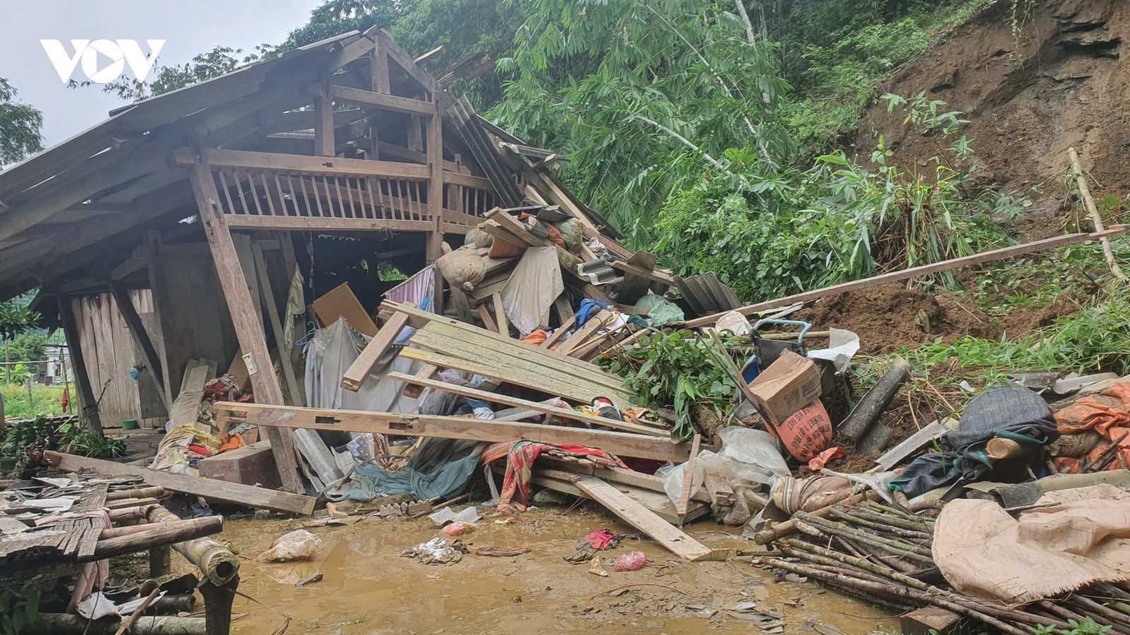 Gần 80 ngôi nhà bị hư hại và nhiều tuyến giao thông tê liệt do sạt lở ở Bắc Kạn