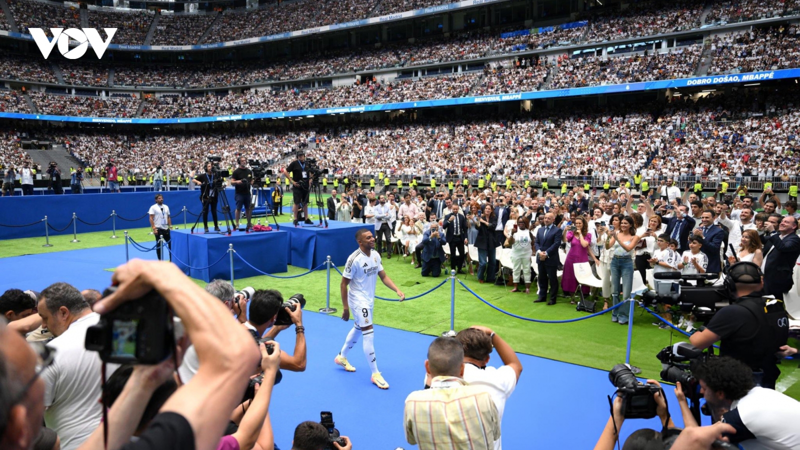 ''Biển người'' chứng kiến lễ ra mắt của Mbappe tại Real Madrid