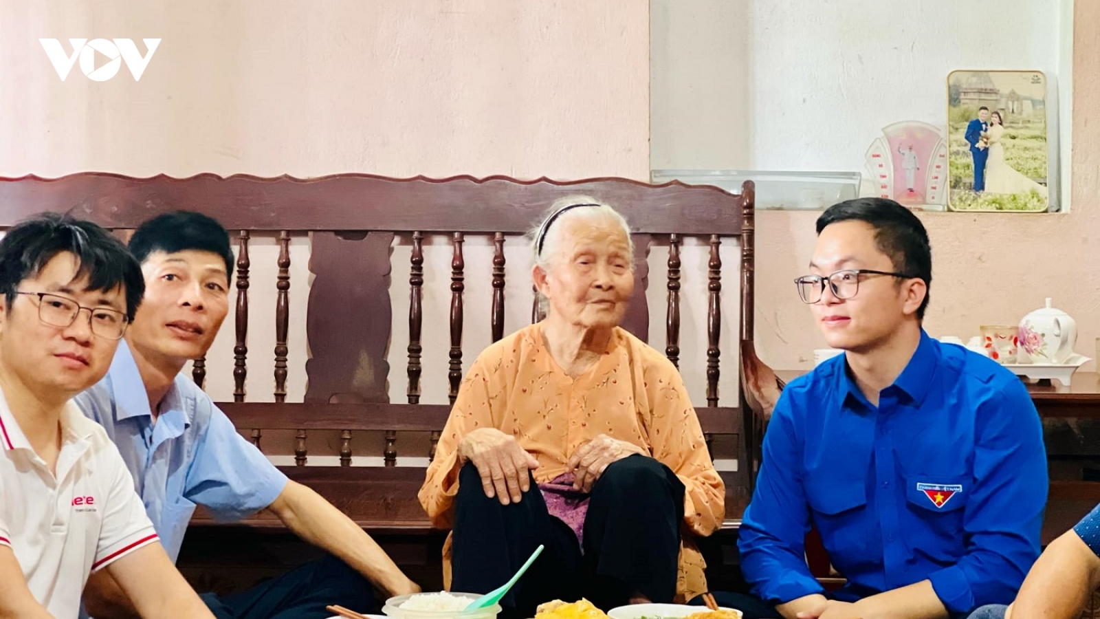 Bữa cơm cùng mẹ Việt Nam anh hùng
