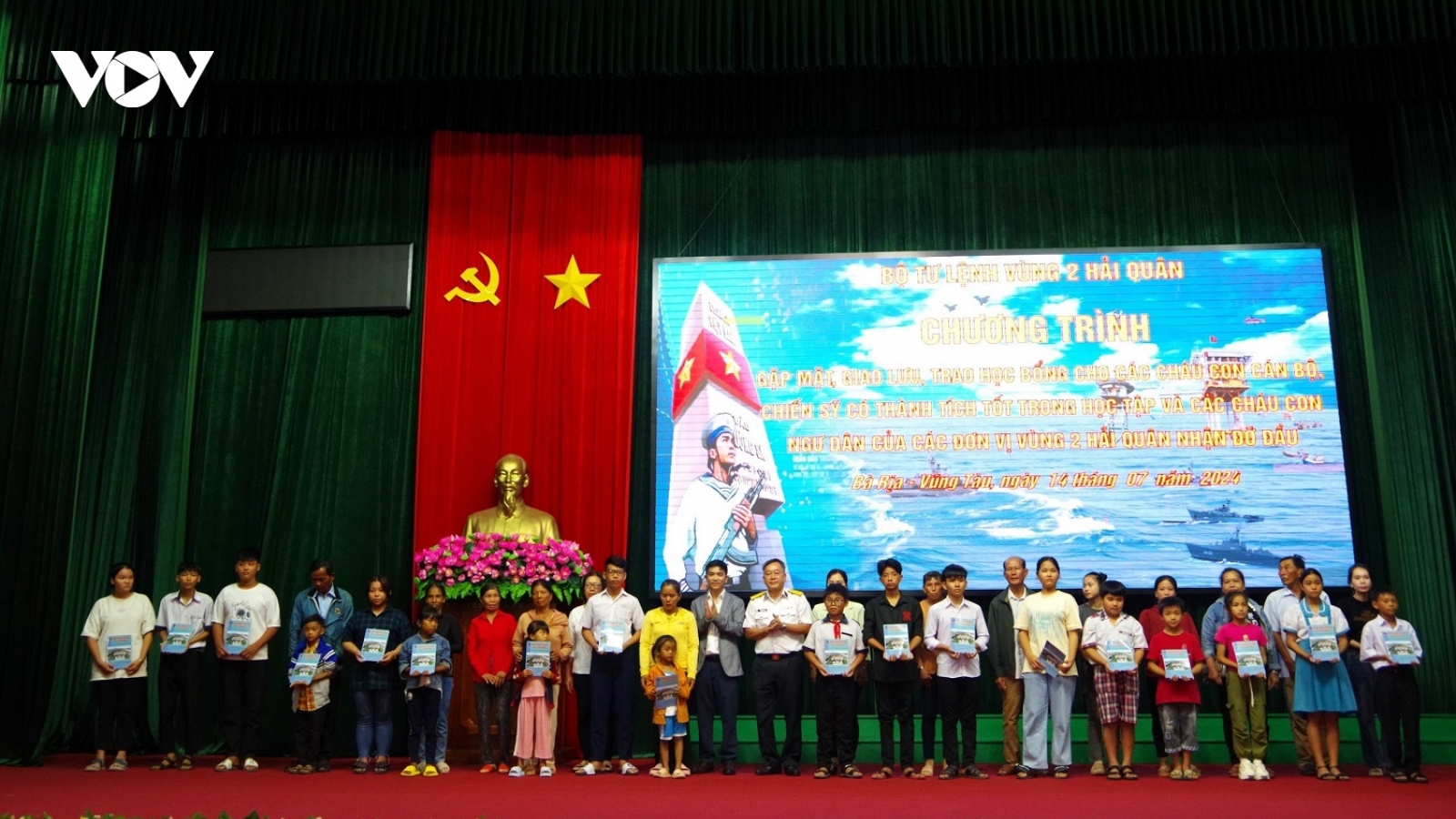 Vùng 2 Hải quân trao học bổng cho các cháu có hoàn cảnh khó khăn