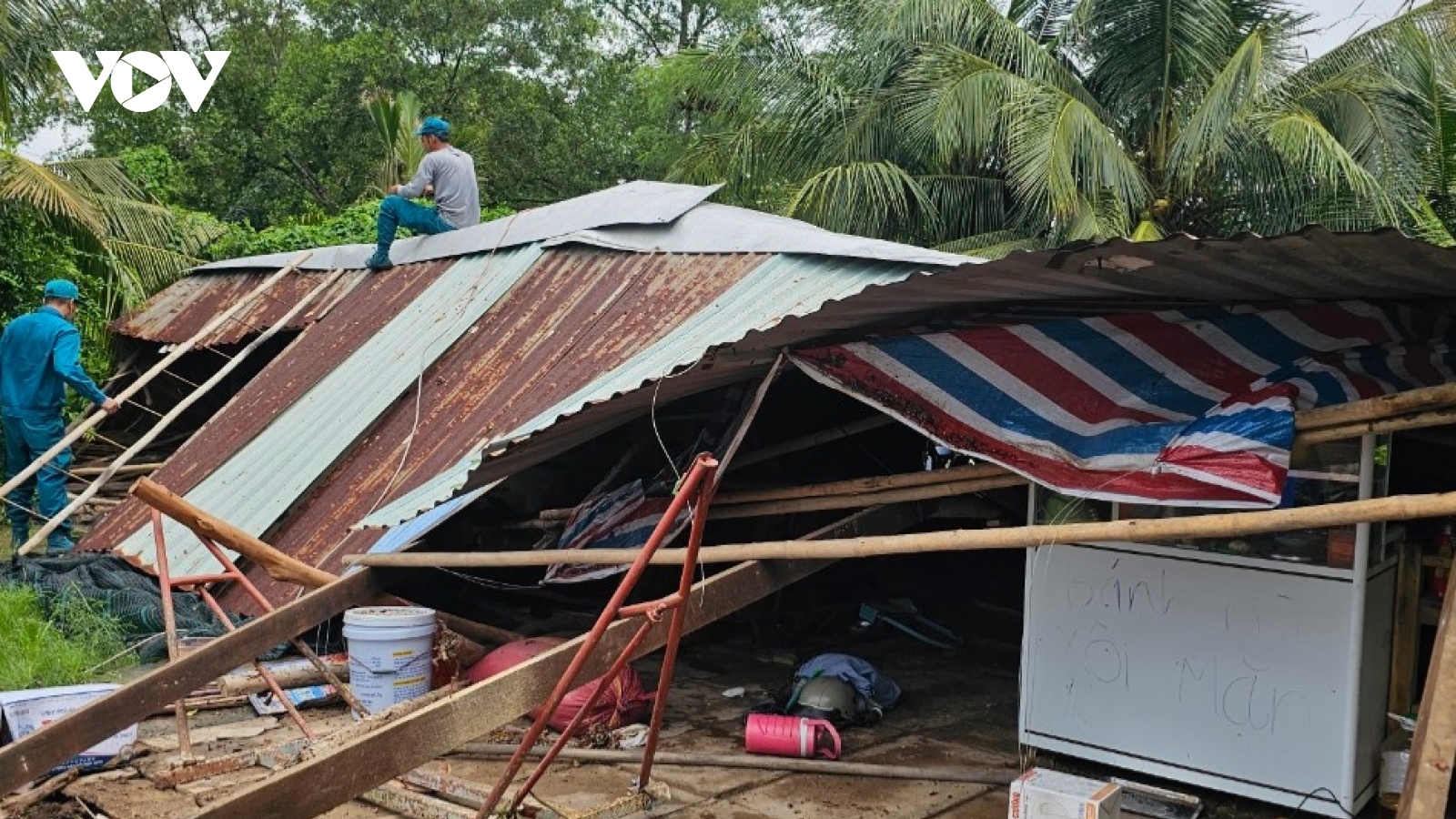 Thăm hỏi, động viên các hộ dân có nhà bị sập, tốc mái do lốc xoáy ở Bạc Liêu