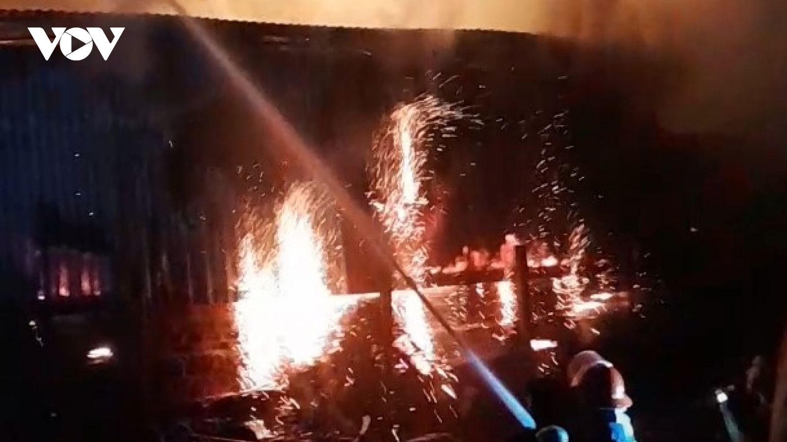 Đám cháy bùng phát thiêu rụi kho chứa nhang trầm ở Khánh Hòa