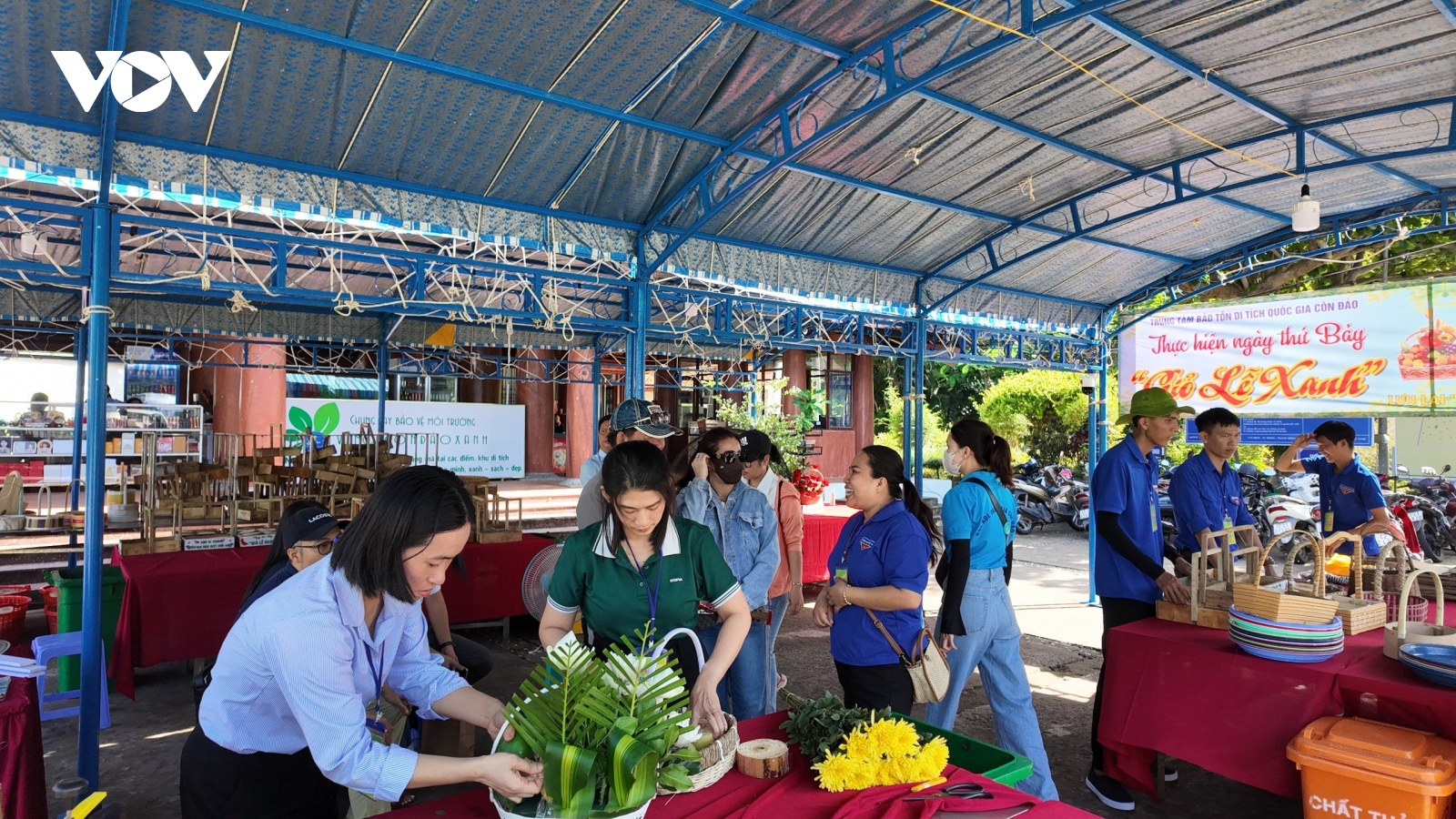 Người dân, du khách đến Côn Đảo nói không với việc đốt hàng mã