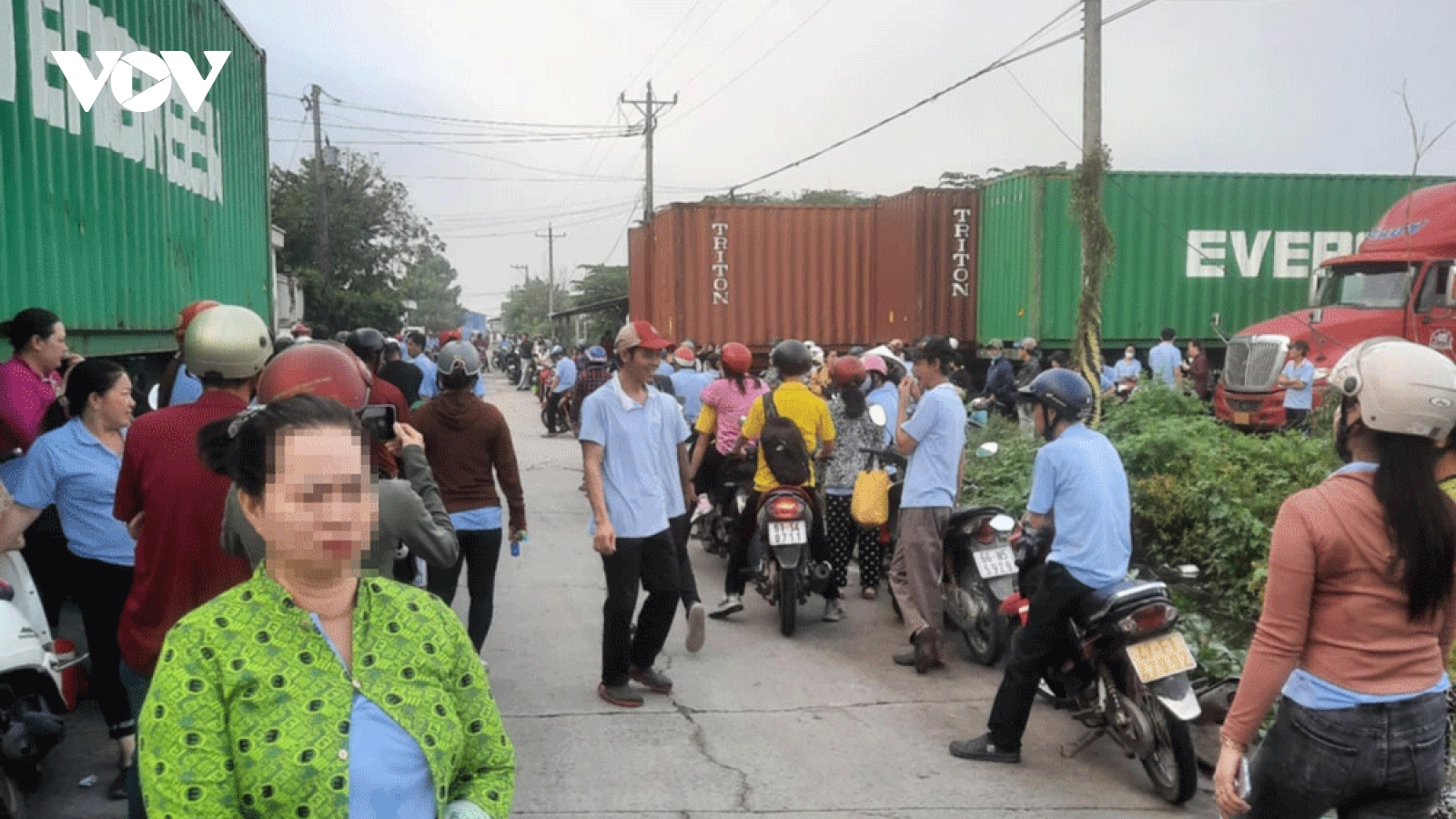 Lí do hàng trăm công nhân công ty sản xuất nội thất gỗ ở Bình Dương ngừng việc