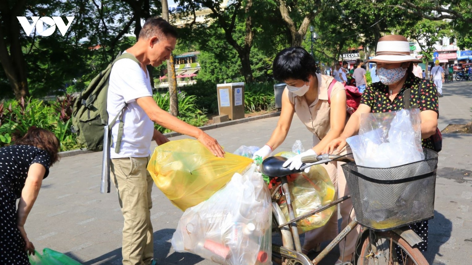 Nữ tiến sĩ 12 năm liên tục tham gia tình nguyện dọn dẹp rác thải quanh Hồ Gươm