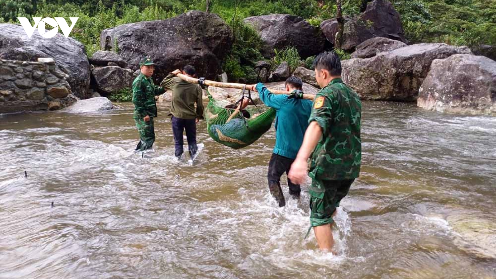 Cứu sống nạn nhân sau 4 ngày rơi xuống vực trong rừng