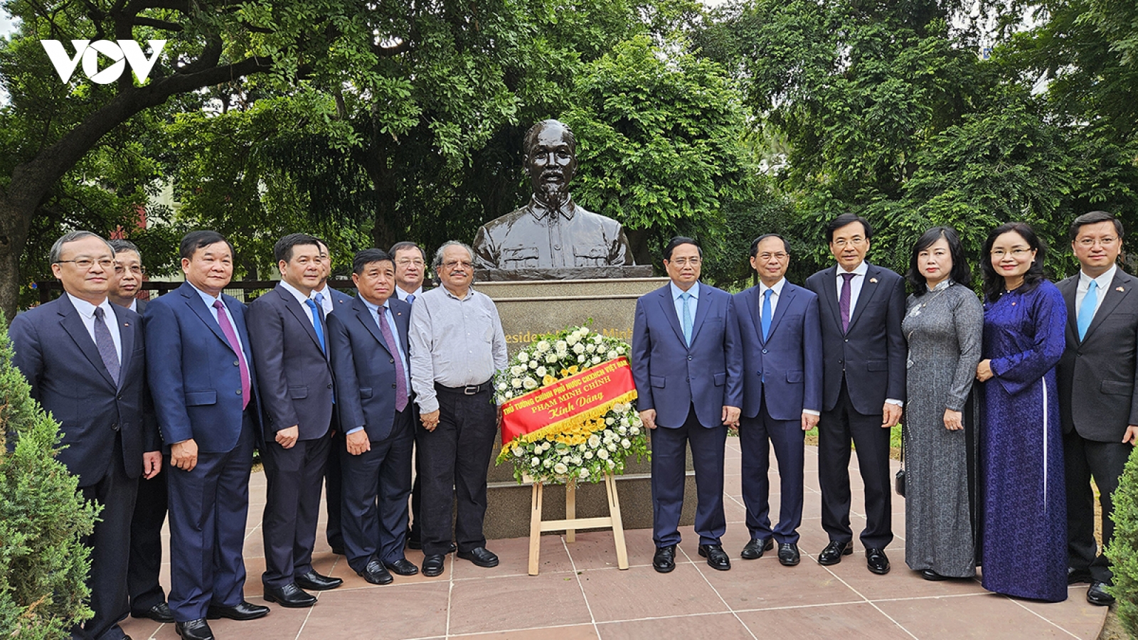 Thủ tướng dâng hoa tại tượng Bác Hồ ở New Delhi của Ấn Độ