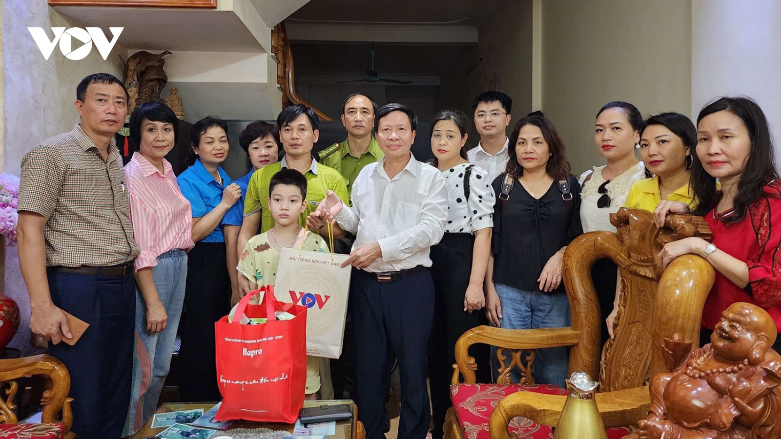 Đoàn công tác VOV dâng hương các Anh hùng liệt sỹ và tặng quà tại Hà Giang