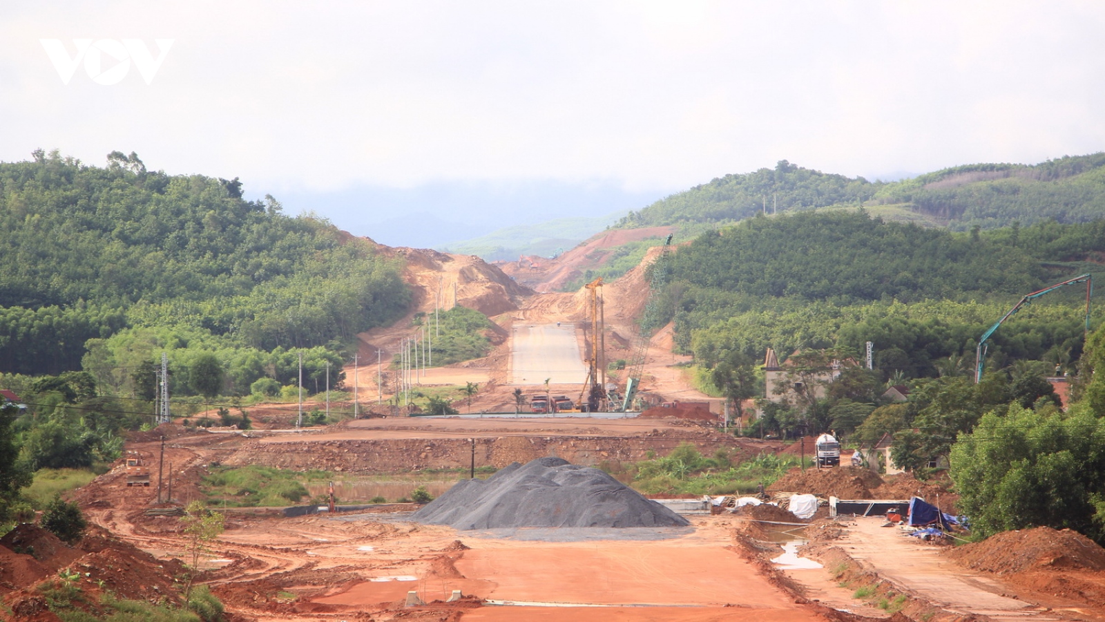 Phấn đấu thông xe cao tốc Bùng-Vạn Ninh, Vạn Ninh-Cam Lộ vào 30/4/2025