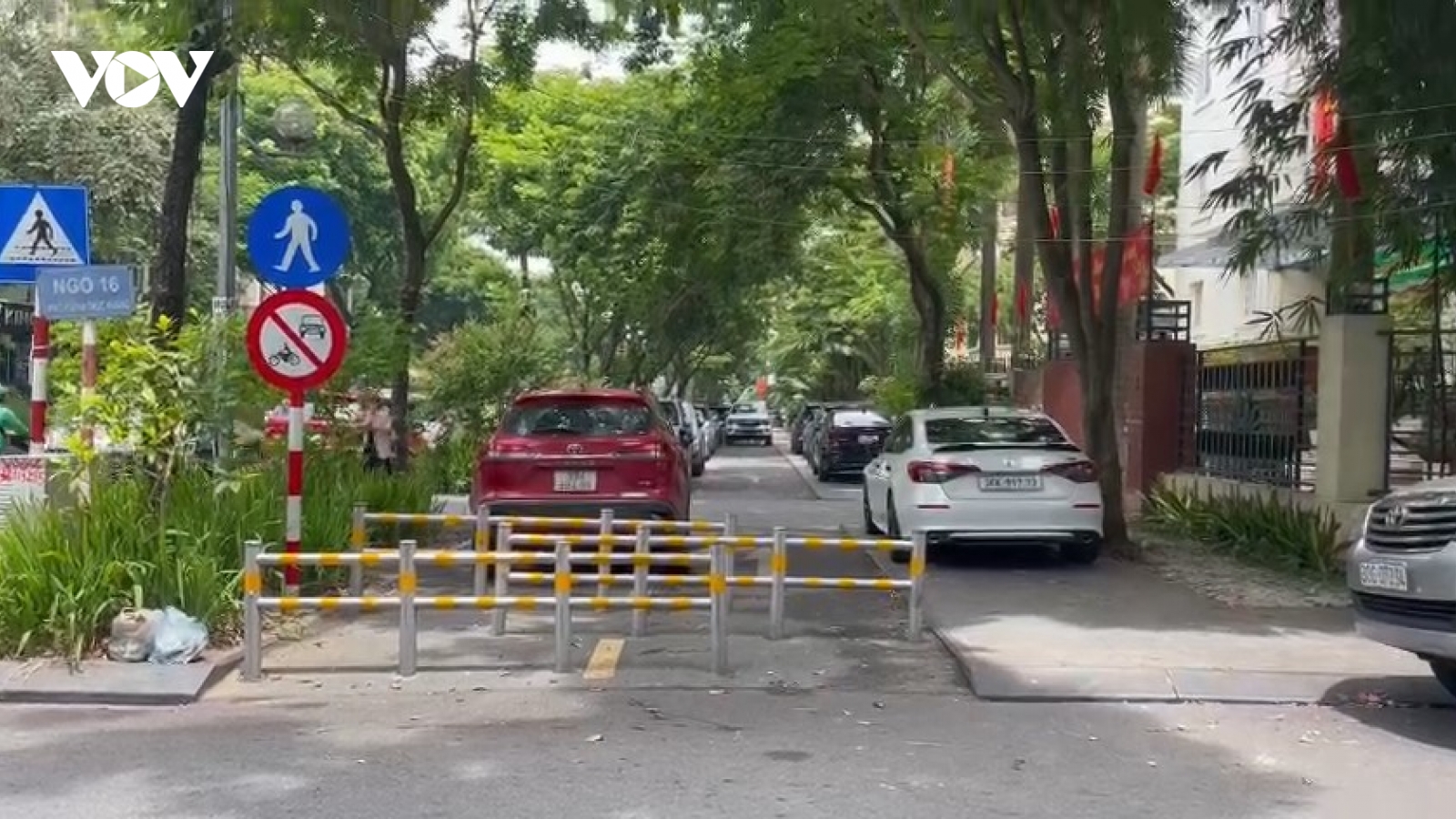 Đường dành riêng cho người đi bộ ở Hà Nội bị chiếm dụng thành bãi đỗ xe ô tô