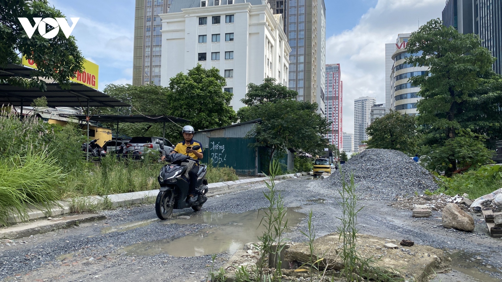 Nguy cơ mất an toàn giao thông trên tuyến đường thi công ì ạch ở Hà Nội