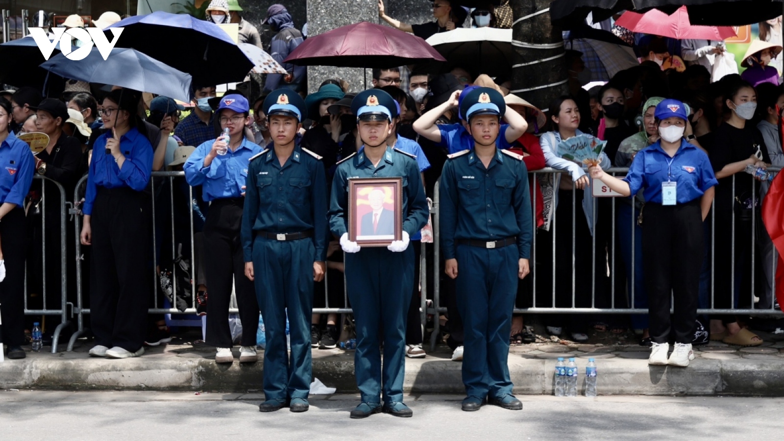 Large crowds bid farewell to Party leader to final resting place