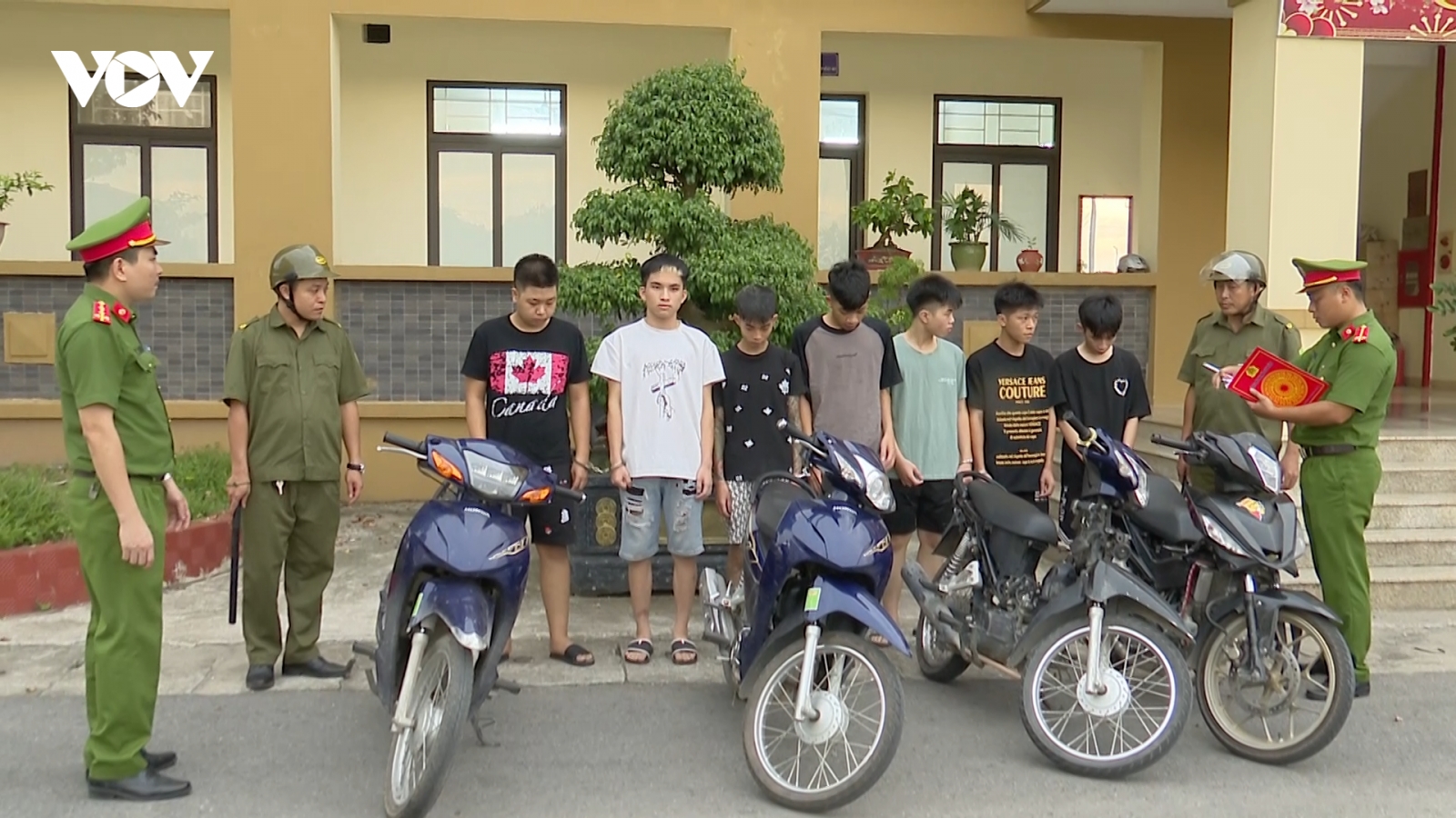 Nhóm thanh thiếu niên mang dao phóng lợn gây rối trên quốc lộ