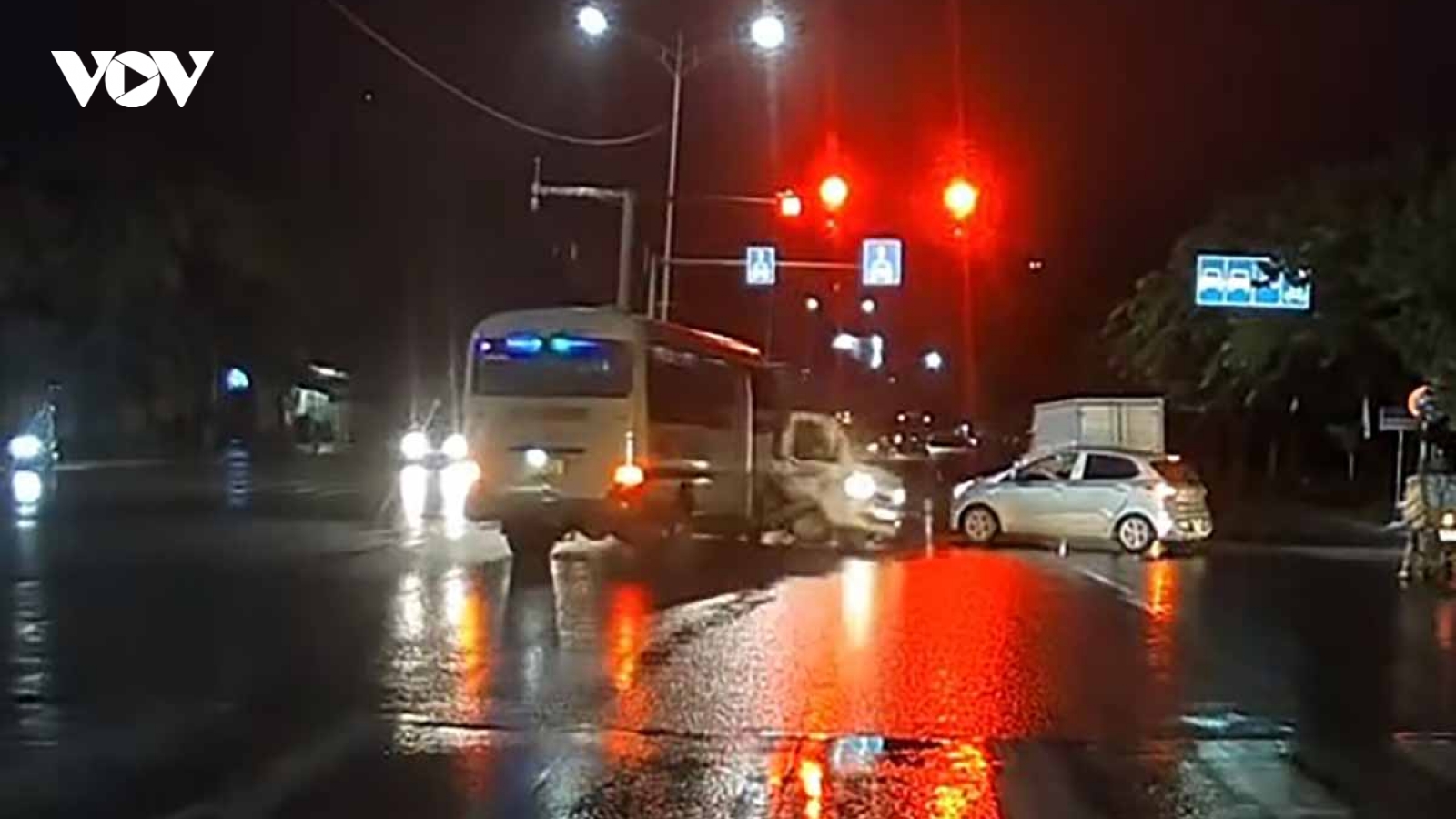 Danh tính tài xế xe khách vượt đèn đỏ, tông xe tải lật ngang ở Hà Nội