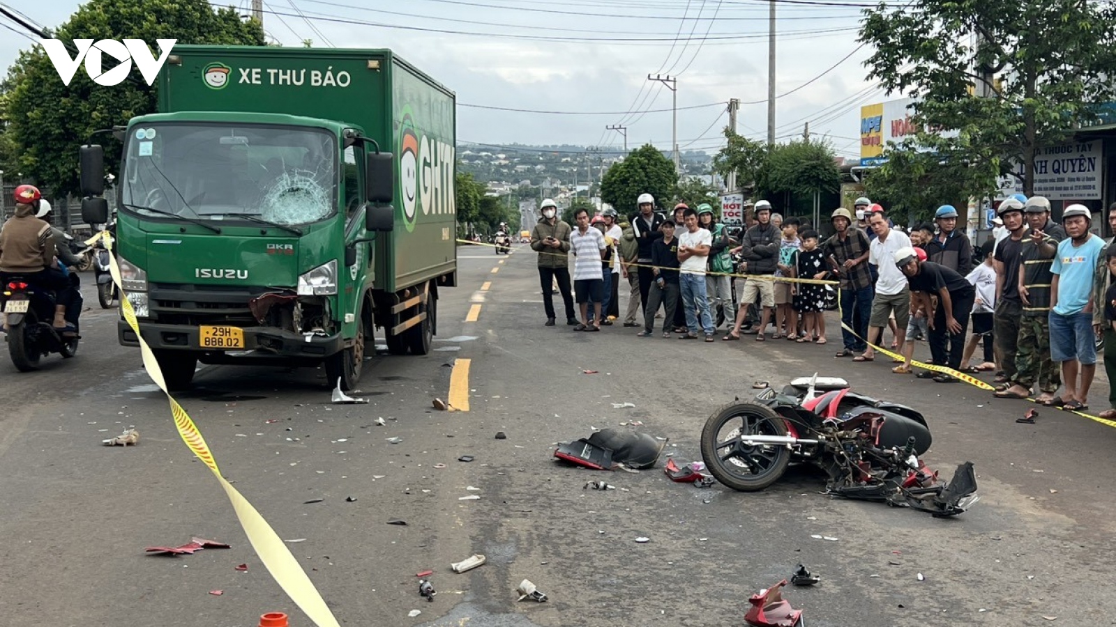 Va chạm với xe thư báo, 2 vợ chồng lớn tuổi đi xe máy tử vong