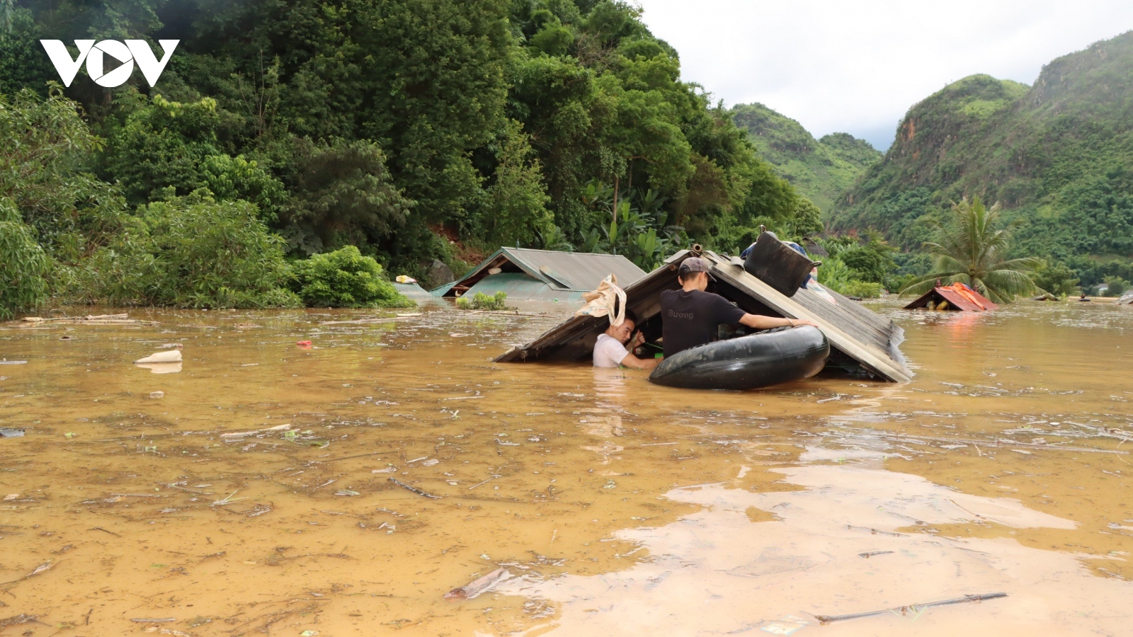 Mưa lũ kinh hoàng, nước vẫn ngập đến nóc nhà gần 40 hộ dân ở Thuận Châu (Sơn La)