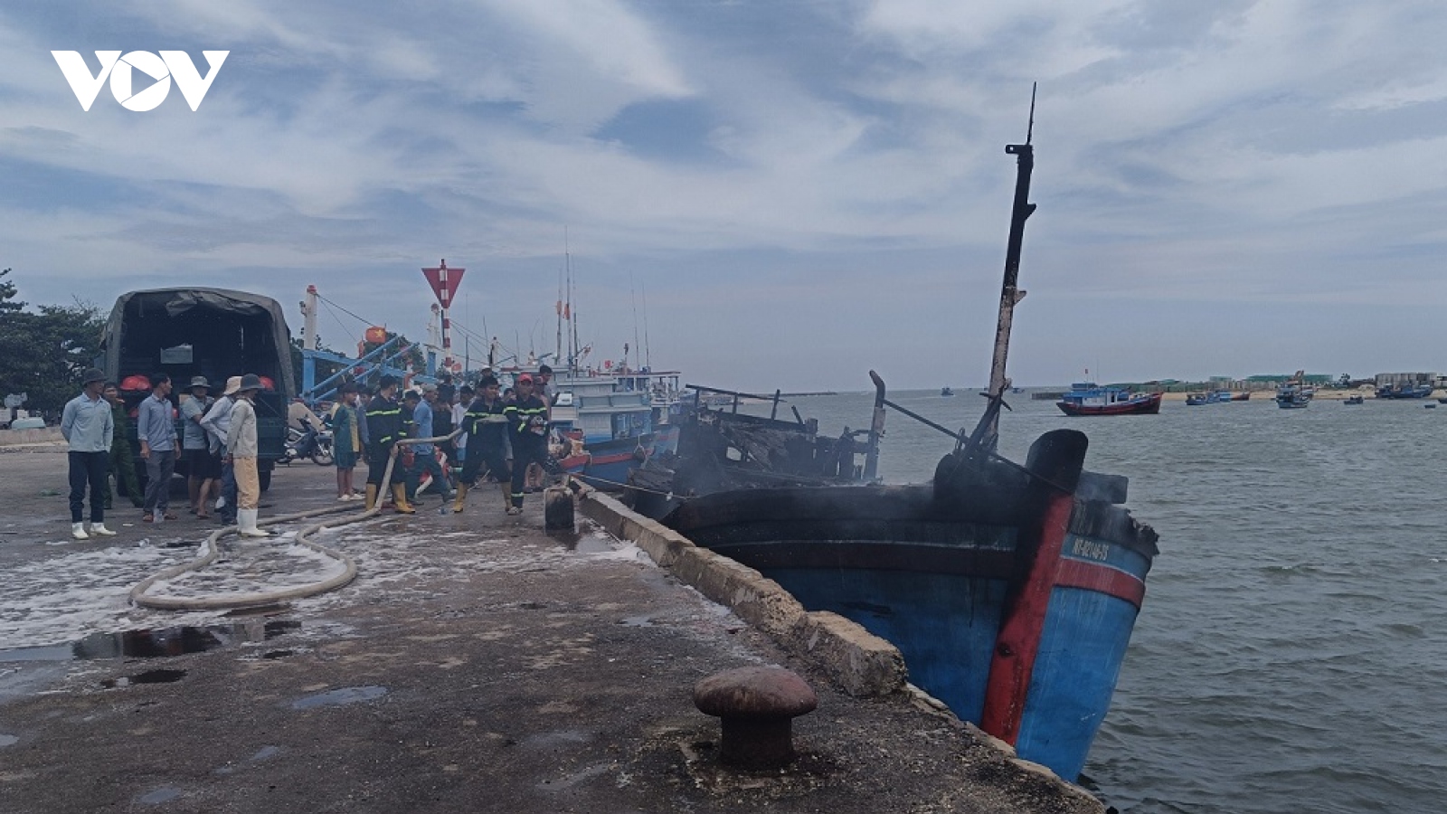 Tàu cá đang neo đậu ở Ninh Thuận bất ngờ phát cháy