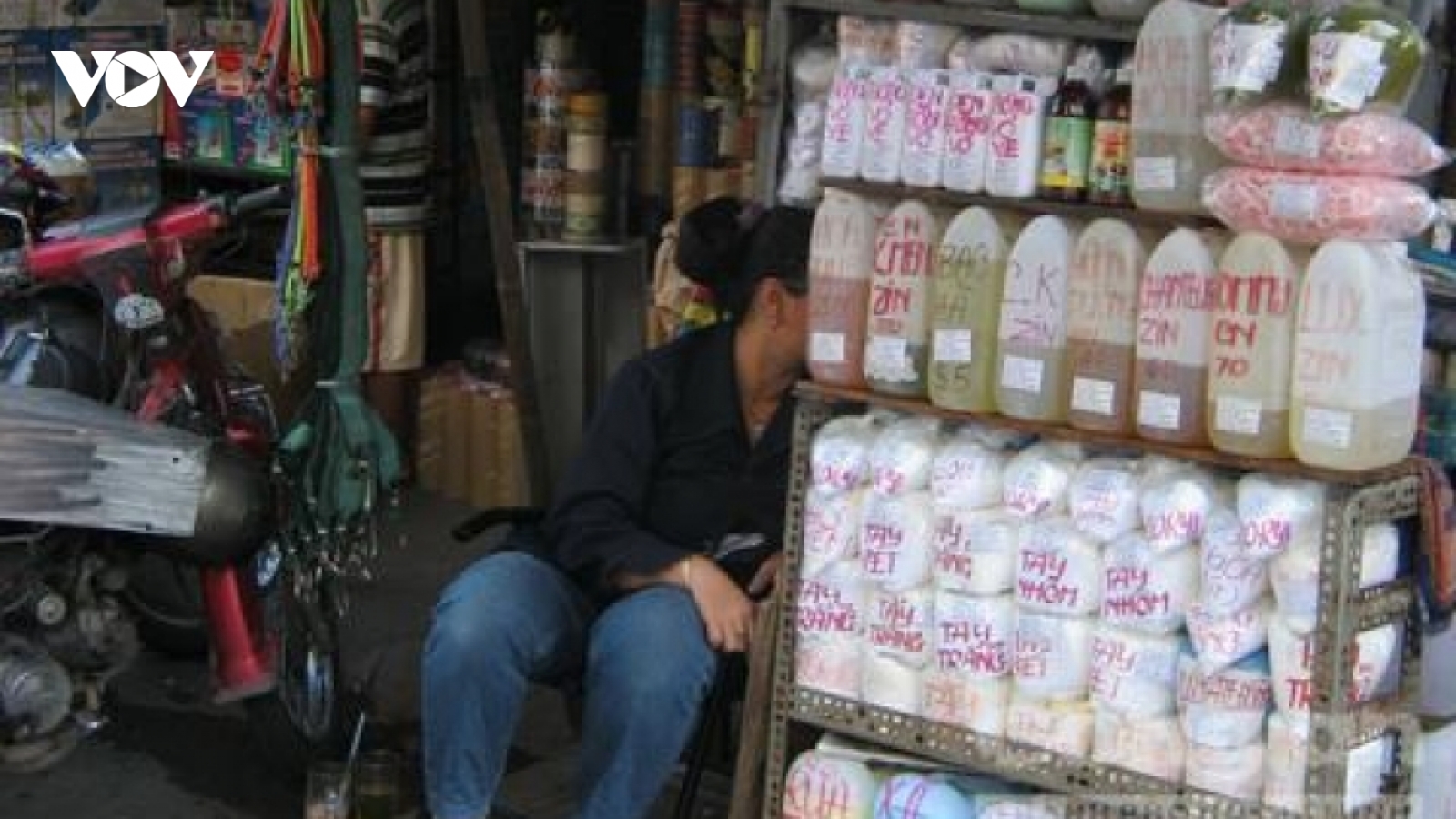 Mua bán trái phép chất độc đối diện hình phạt nào?