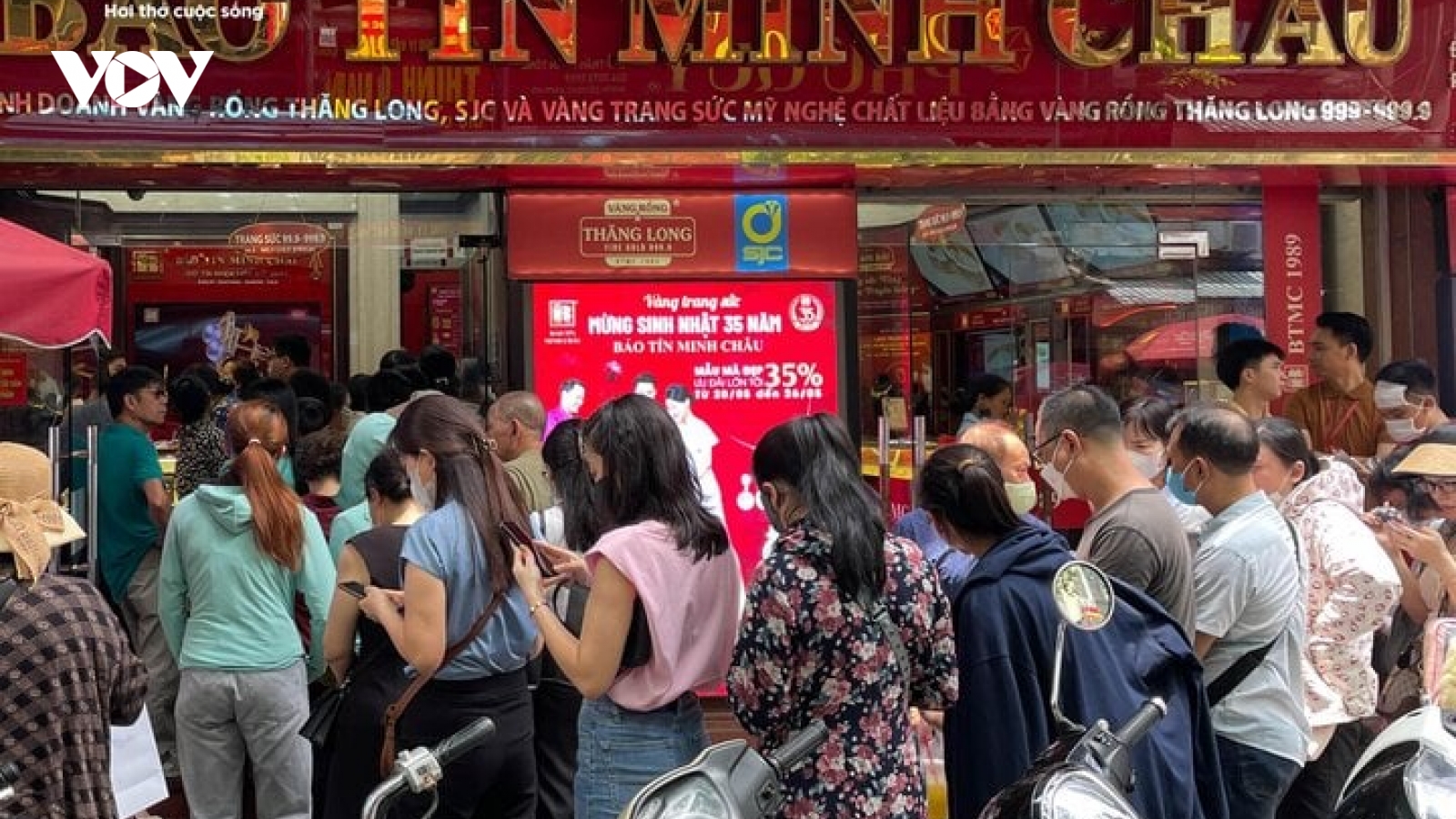 Vì sao người dân đổ xô mua vàng lúc giá cao, thờ ơ khi bình ổn?
