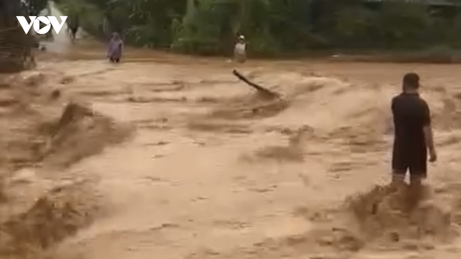 Nước ngập, sạt lở gây ách tắc giao thông ở Vân Hồ, Sơn La