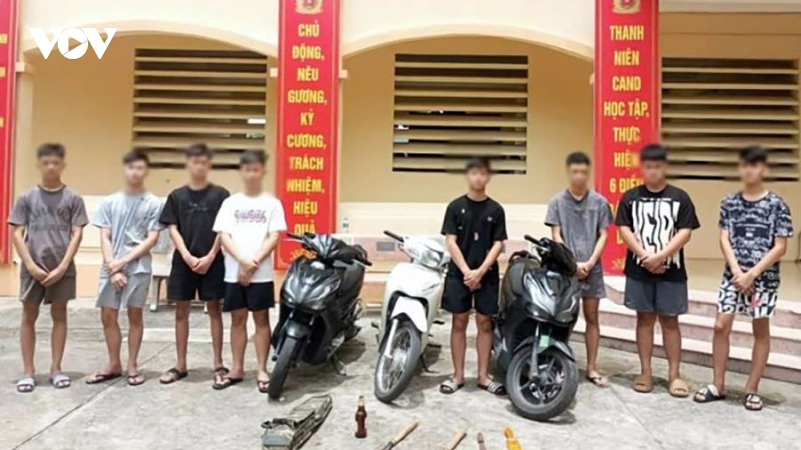 Nhóm thanh thiếu niên mang dao, vỏ chai bia tấn công người đi đường