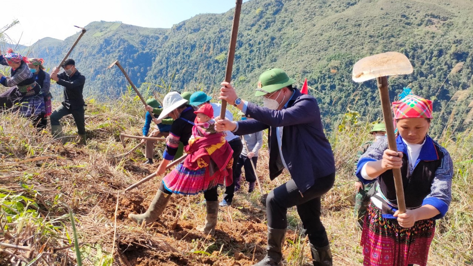 Gắn kết từ mô hình "Ngày cuối tuần cùng dân" ở Mù Cang Chải