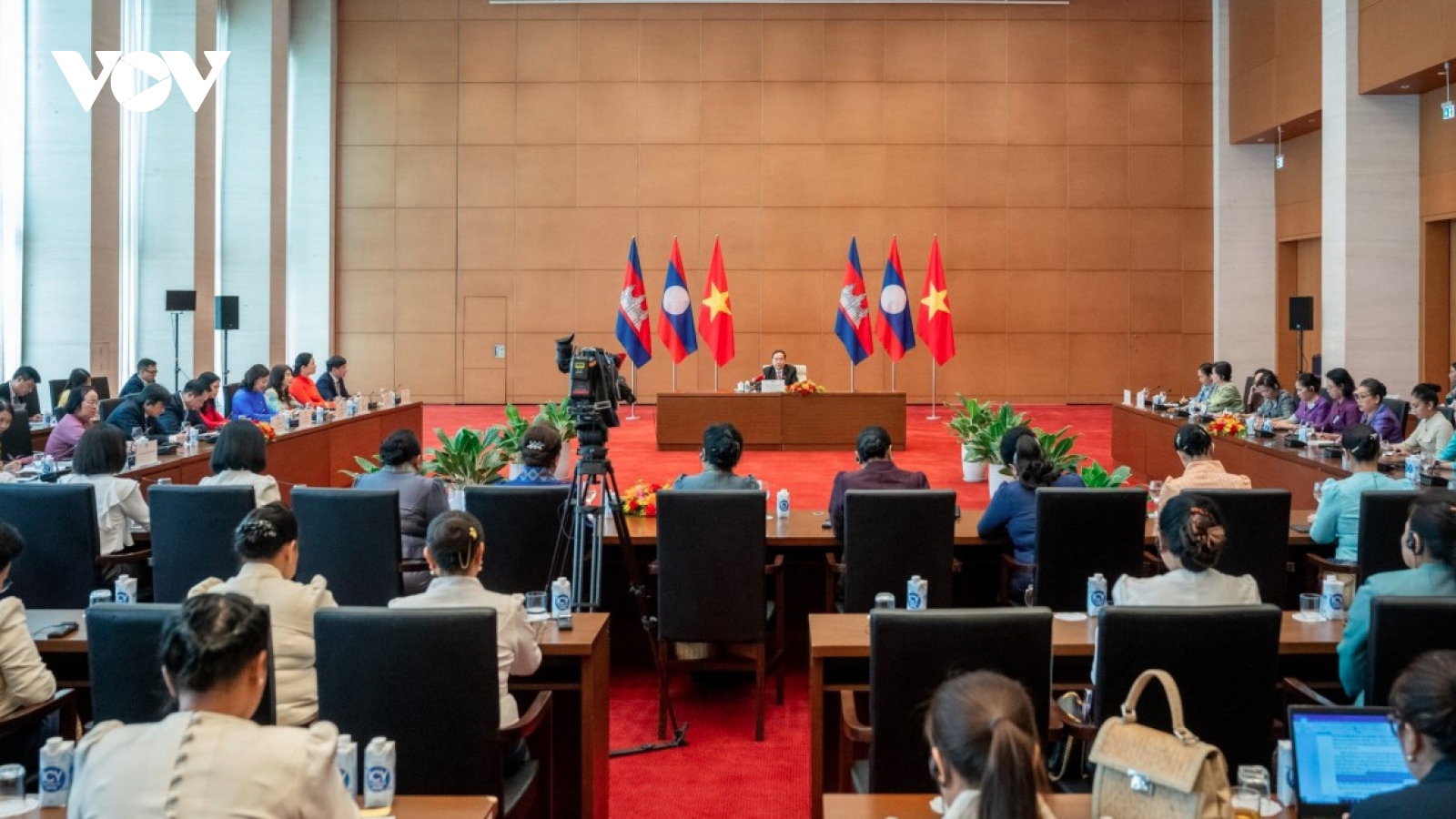 NA leader hosts delegations of Lao, Cambodian women’s unions