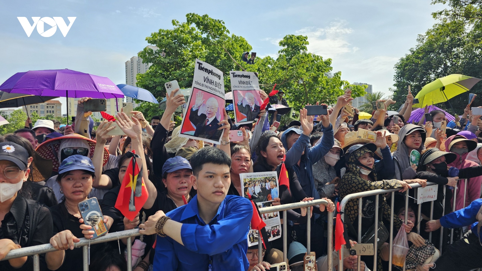 Thủ đô Hà Nội: Người dân nức nở khi thấy linh xa chở di dài Tổng Bí thư đi qua