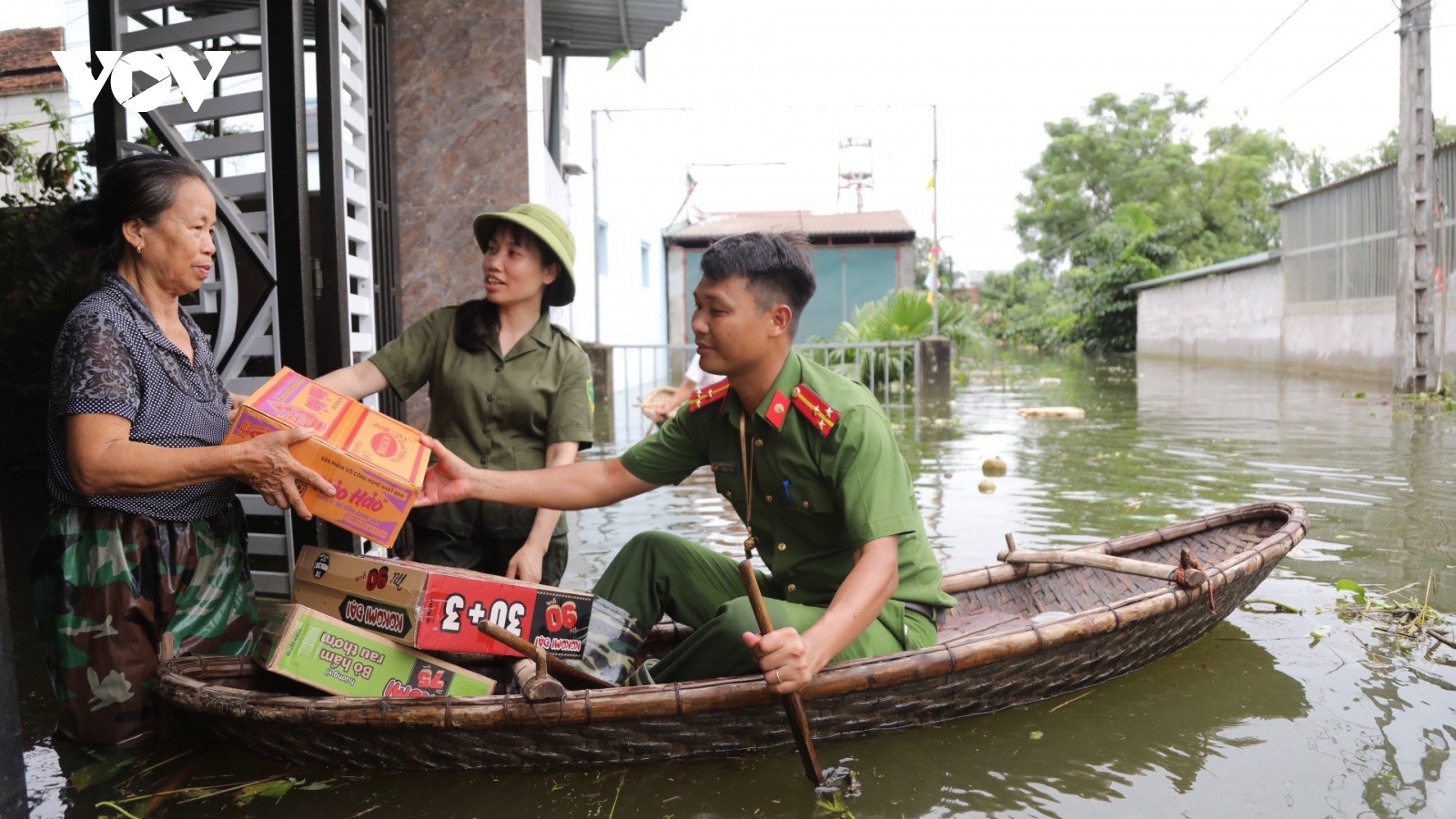 Công an Hà Nội hỗ trợ dân và đảm bảo an ninh vùng lũ