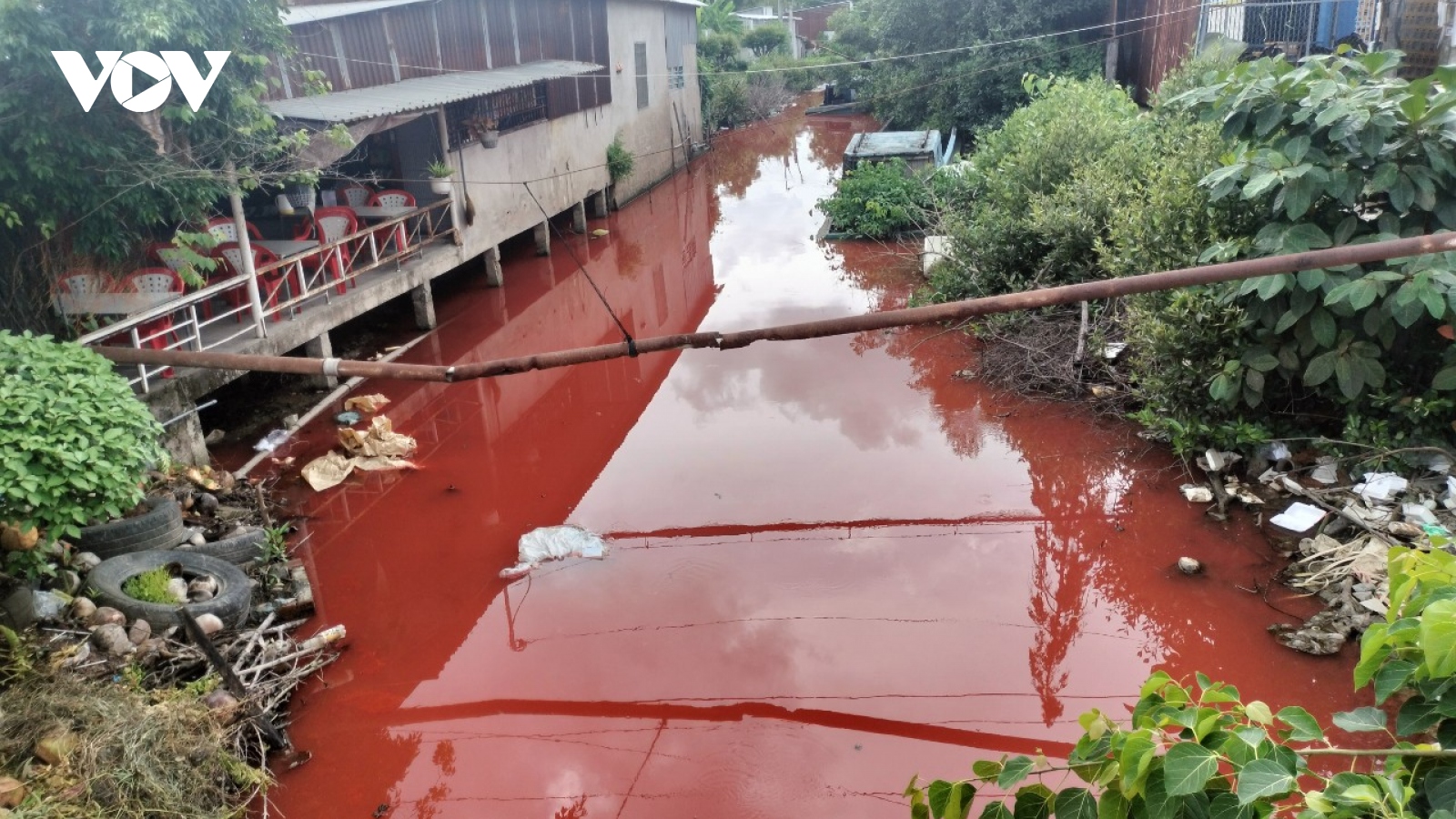 Nước kênh Nàng Âm ở Cà Mau đỏ bất thường là do người dân rửa thùng sơn