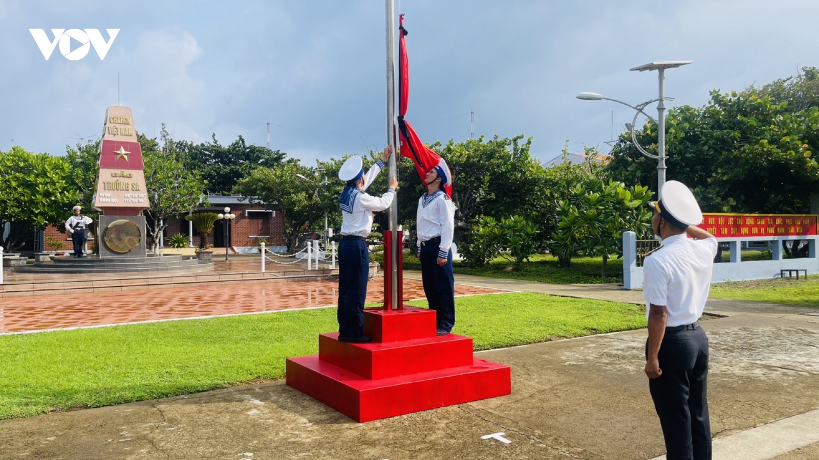 Các đảo, nhà giàn DK1, tàu trực trên biển treo cờ rủ tưởng nhớ Tổng Bí thư Nguyễn Phú Trọng