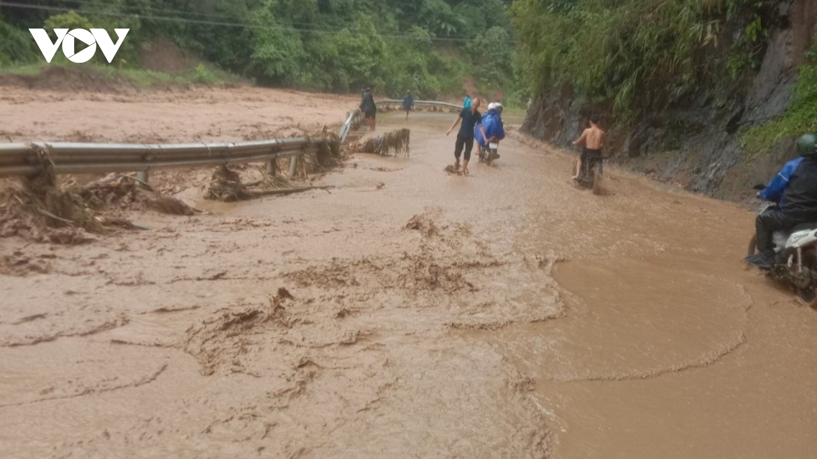 Hàng trăm điểm sạt lở, nhiều tuyến giao thông ở Sơn La ách tắc do mưa lớn