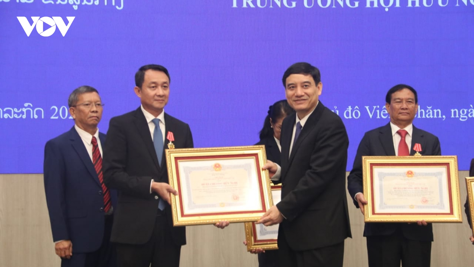 Trao tặng Huân chương Hữu nghị cho các cá nhân Hội hữu nghị Lào - Việt Nam