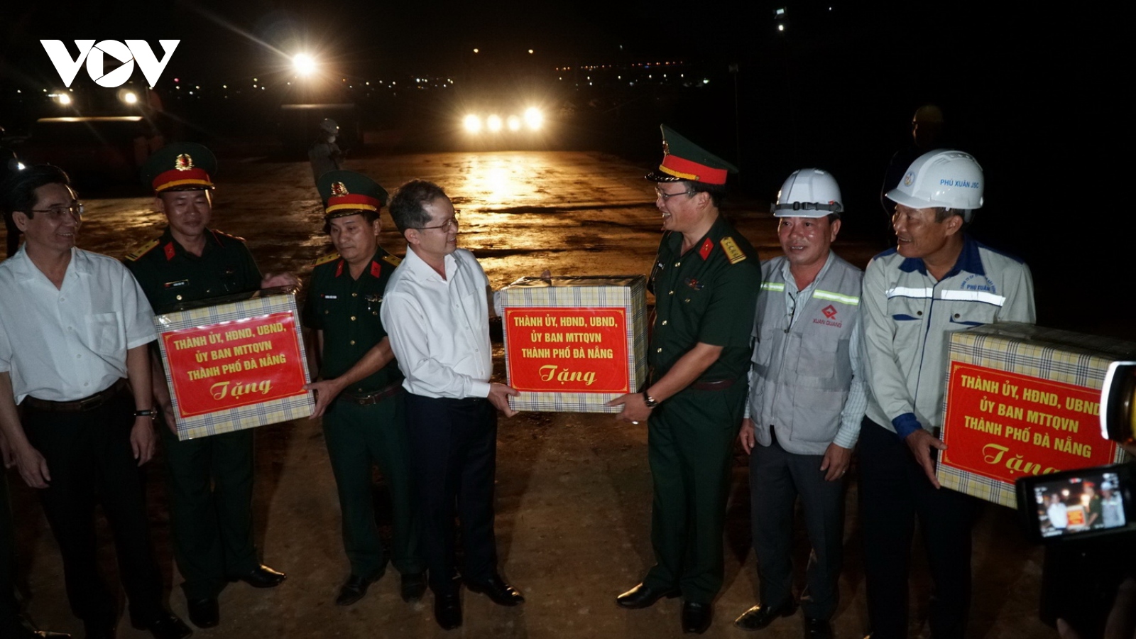 Bí Thư Đà Nẵng tặng quà công nhân làm ca 3 tại Dự án cảng Liên Chiểu
