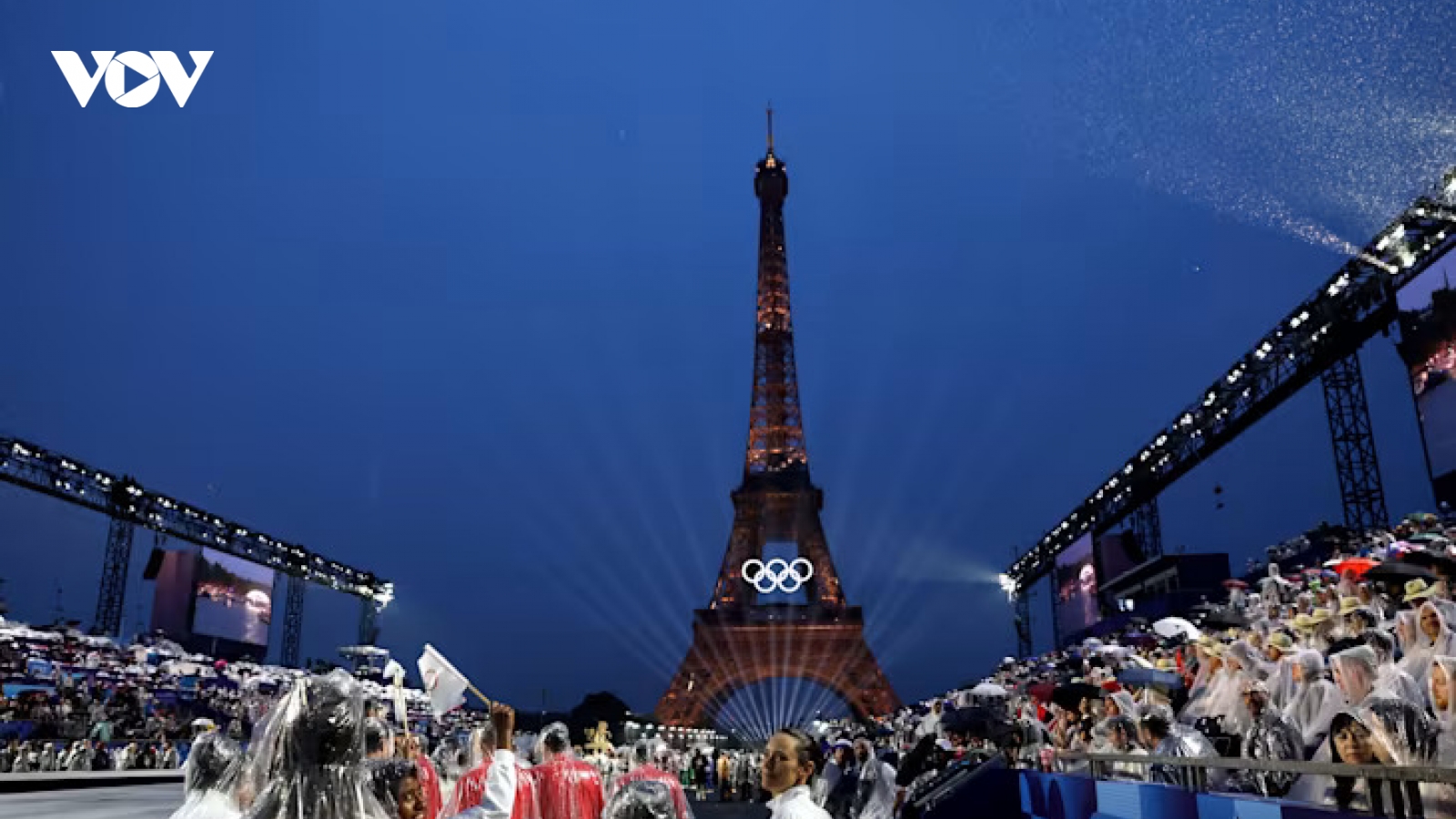 Hơn 10.000 VĐV đội mưa diễu hành trên sông Seine trong lễ khai mạc Olympic Paris 2024