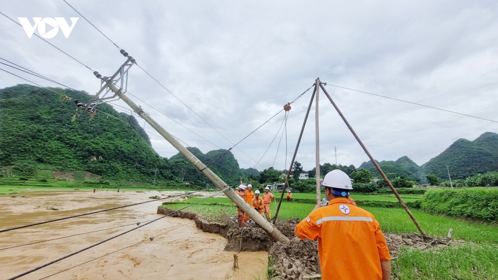 Gần 900 khách hàng thuộc 10 trạm biến áp ở vùng lũ Sơn La vẫn đang mất điện