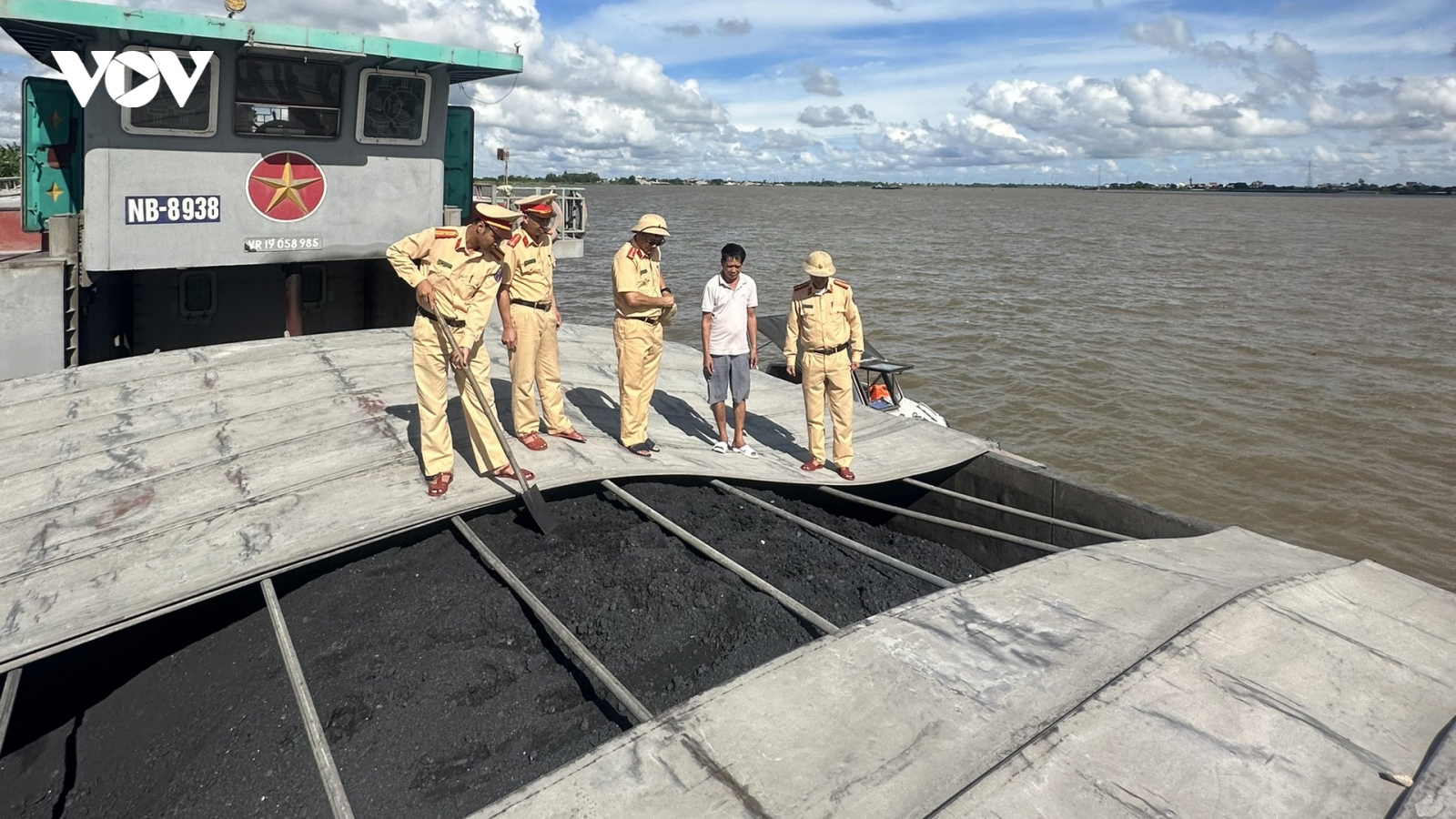 Phát hiện tàu chở số lượng lớn than không có hóa đơn, chứng từ ở Thái Bình